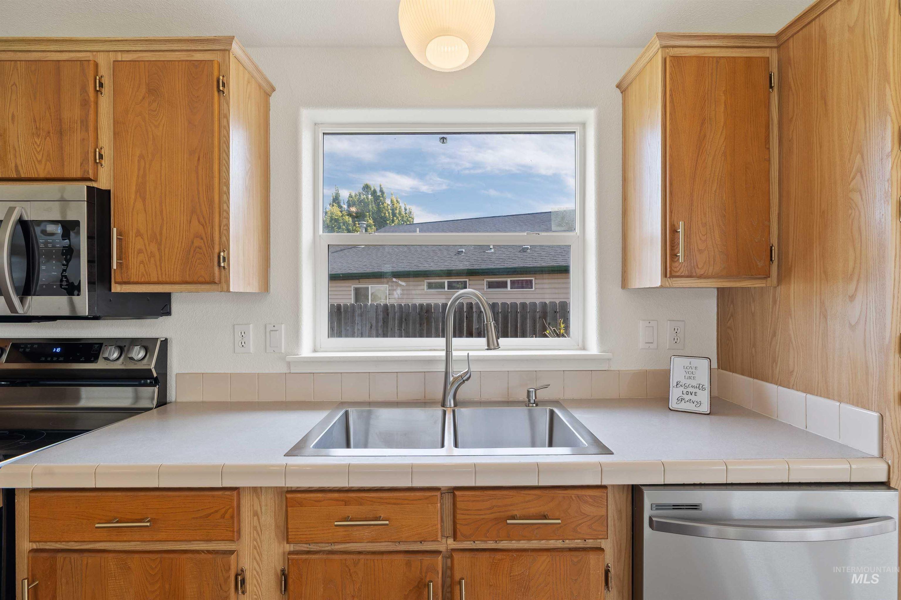327 W Avenue I, Jerome, Idaho 83338, 3 Bedrooms, 2 Bathrooms, Residential For Sale, Price $334,900,MLS 98999495