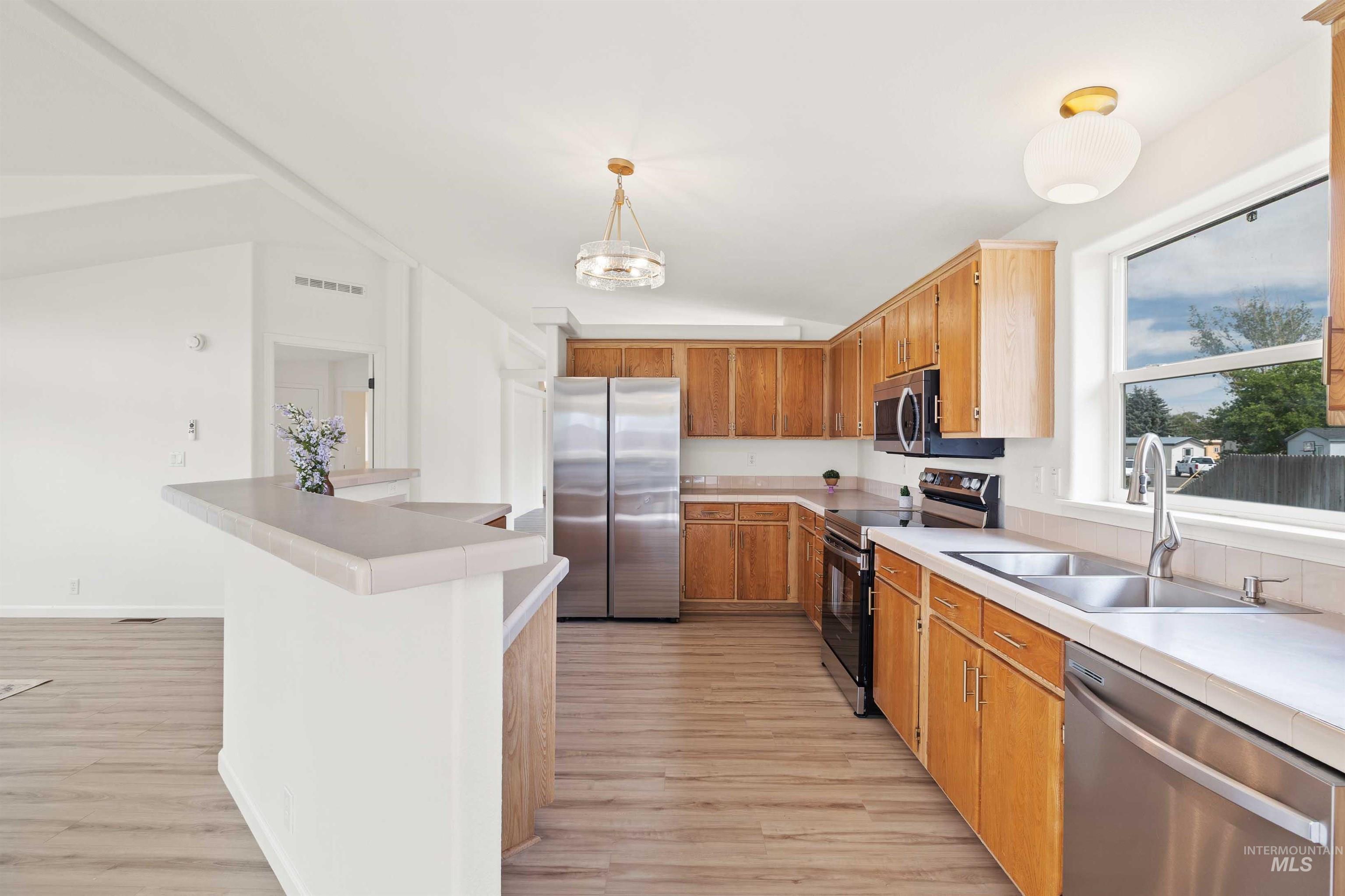 327 W Avenue I, Jerome, Idaho 83338, 3 Bedrooms, 2 Bathrooms, Residential For Sale, Price $334,900,MLS 98999495