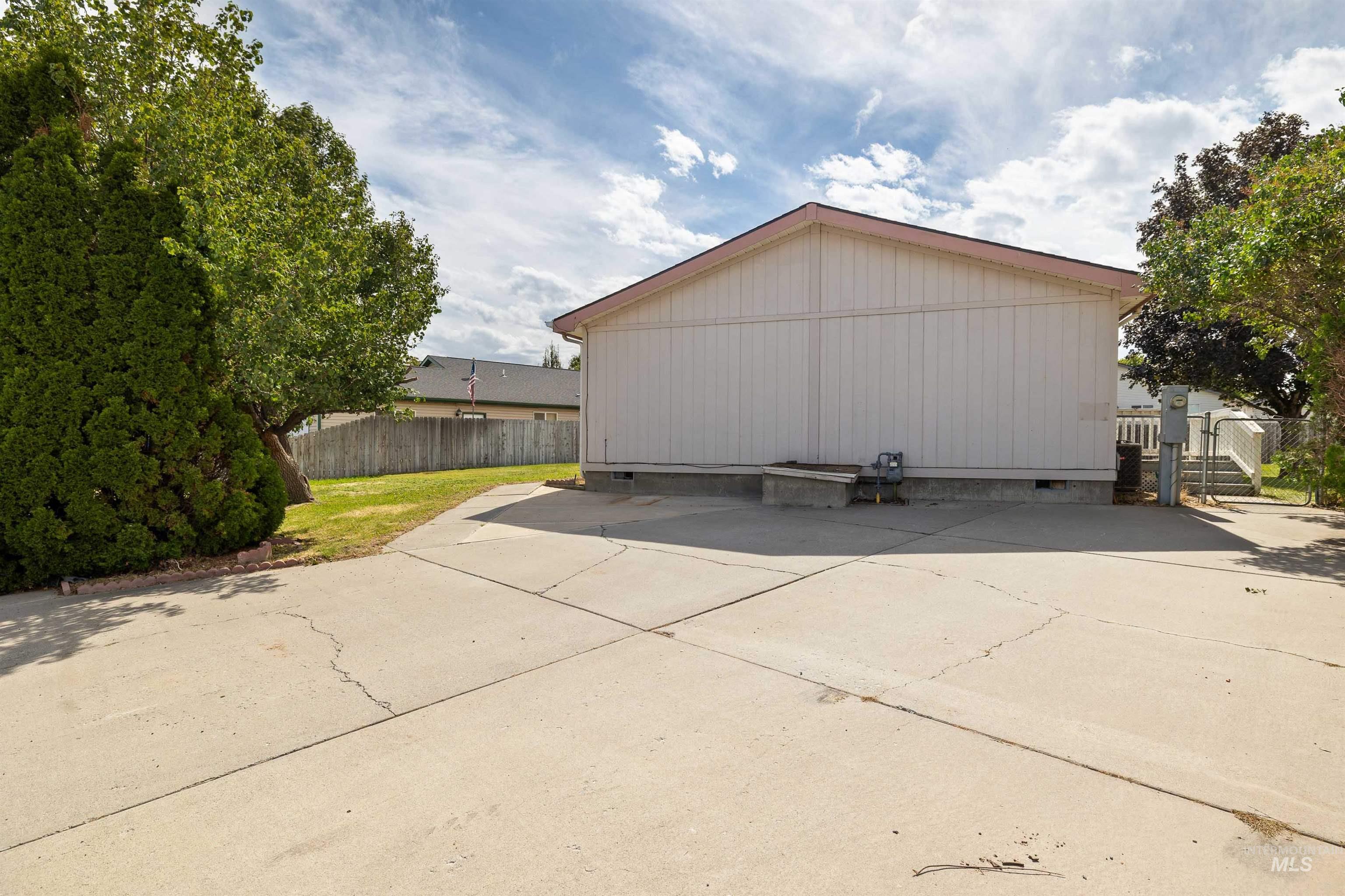327 W Avenue I, Jerome, Idaho 83338, 3 Bedrooms, 2 Bathrooms, Residential For Sale, Price $334,900,MLS 98999495