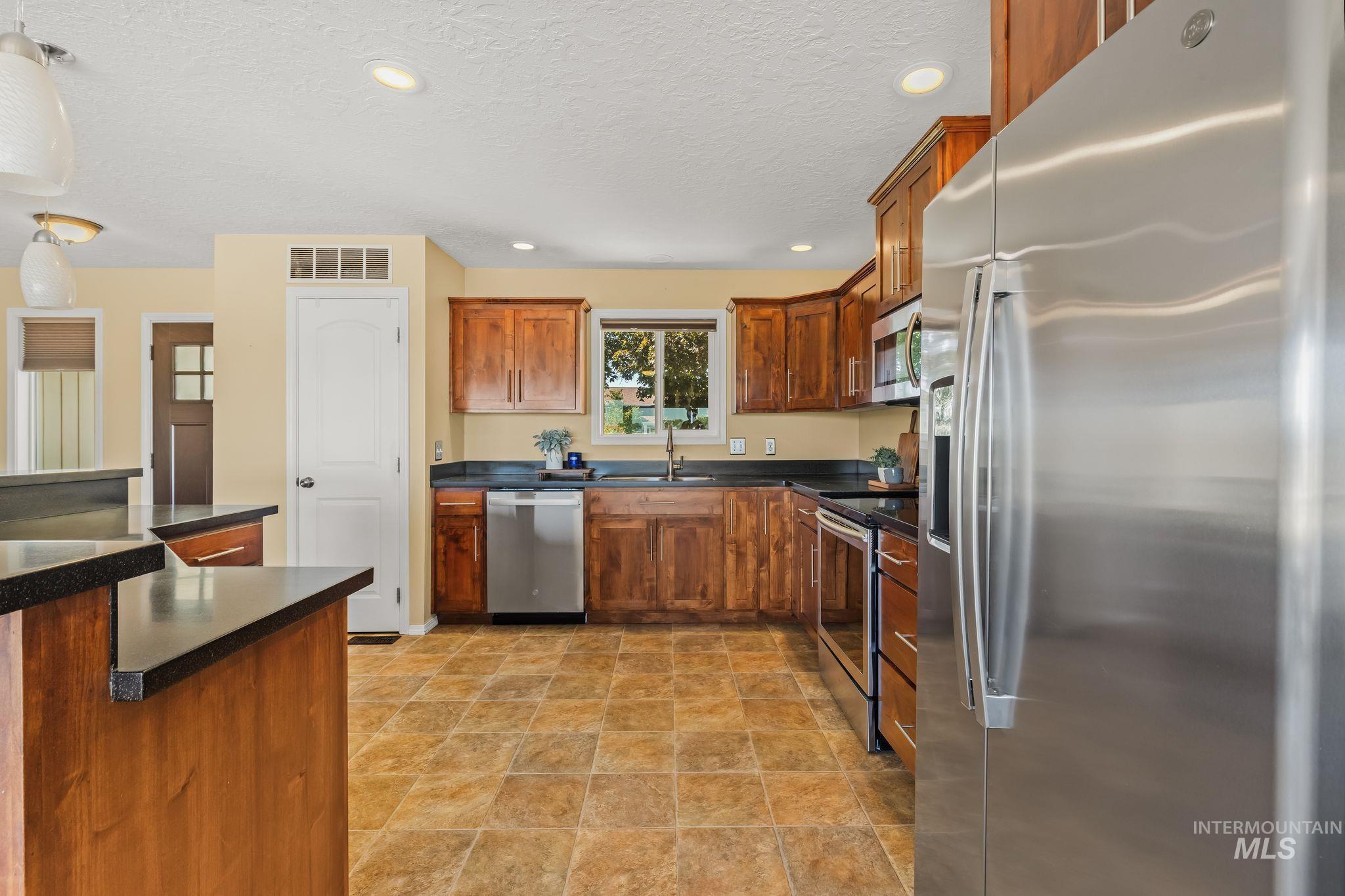 2746 Florence Court, Clarkston, Washington 99403, 3 Bedrooms, 3 Bathrooms, Residential For Sale, Price $459,000, 98999496