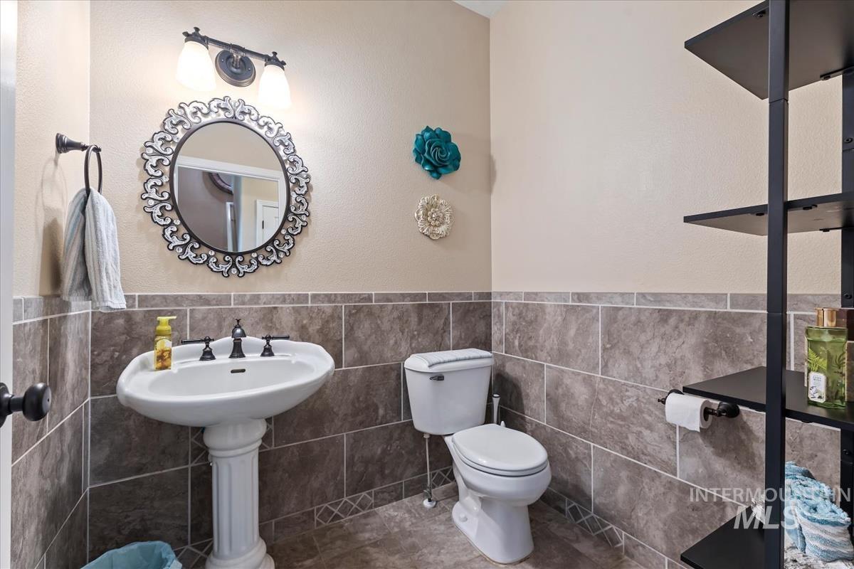 83 E Little Hawk Lane, Kuna, Idaho 83634, 5 Bedrooms, 3 Bathrooms, Residential For Sale, Price $1,225,000,MLS 98999546