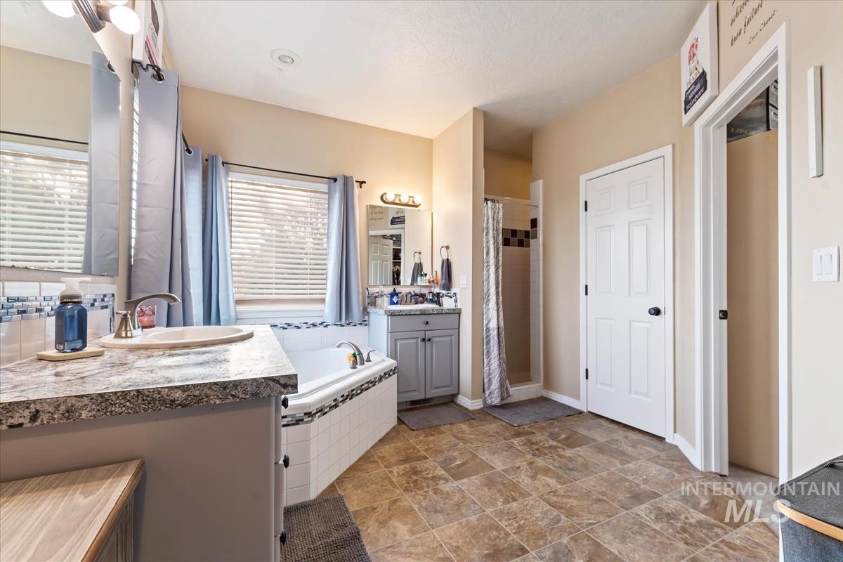 83 E Little Hawk Lane, Kuna, Idaho 83634, 5 Bedrooms, 3 Bathrooms, Residential For Sale, Price $1,225,000,MLS 98999546