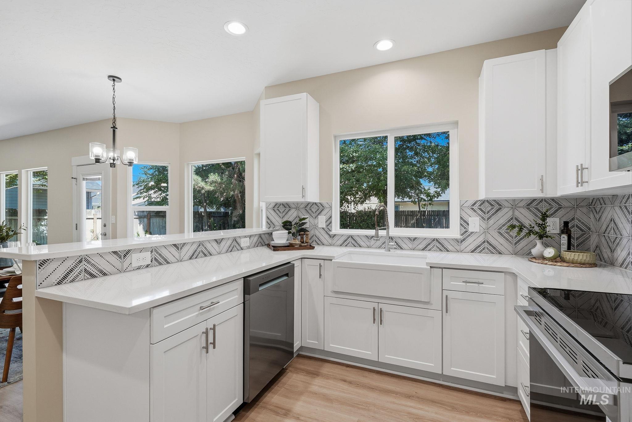1054 N Carmen Ave, Boise, Idaho 83704, 3 Bedrooms, 2.5 Bathrooms, Residential For Sale, Price $529,900, 98999547