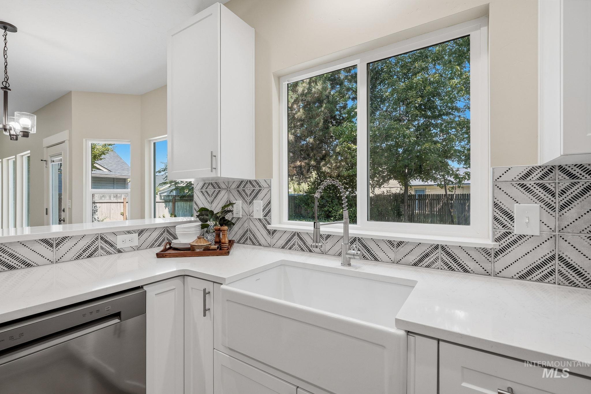 1054 N Carmen Ave, Boise, Idaho 83704, 3 Bedrooms, 2.5 Bathrooms, Residential For Sale, Price $529,900, 98999547