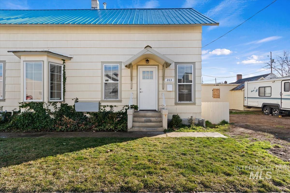 201 W 1st Street, Emmett, Idaho 83617, 2 Bedrooms, 1 Bathroom, Residential Income For Sale, Price $484,900,MLS 98999548
