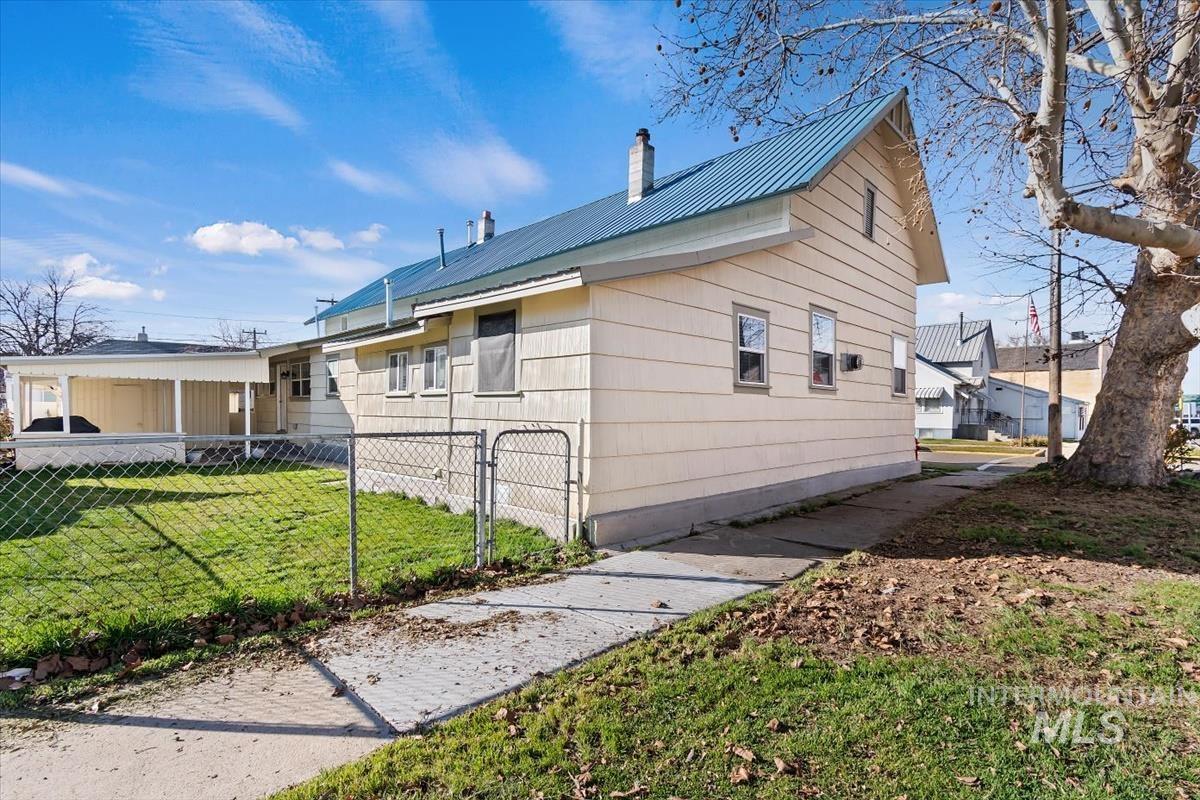 201 W 1st Street, Emmett, Idaho 83617, 2 Bedrooms, 1 Bathroom, Residential Income For Sale, Price $484,900,MLS 98999548