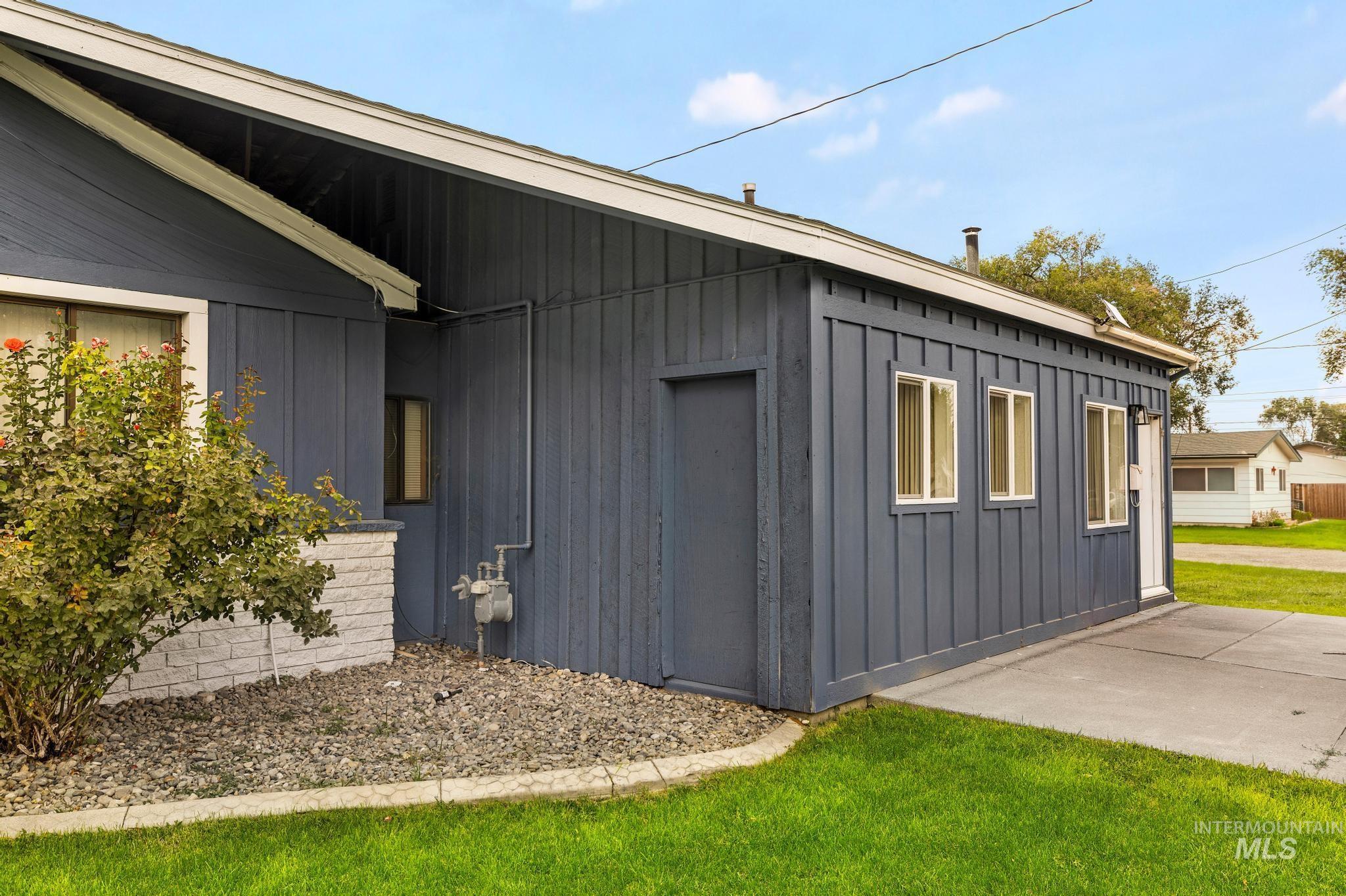1755 2nd Ave E, Twin Falls, Idaho 83301, 3 Bedrooms, 2 Bathrooms, Residential For Sale, Price $325,000,MLS 98999557