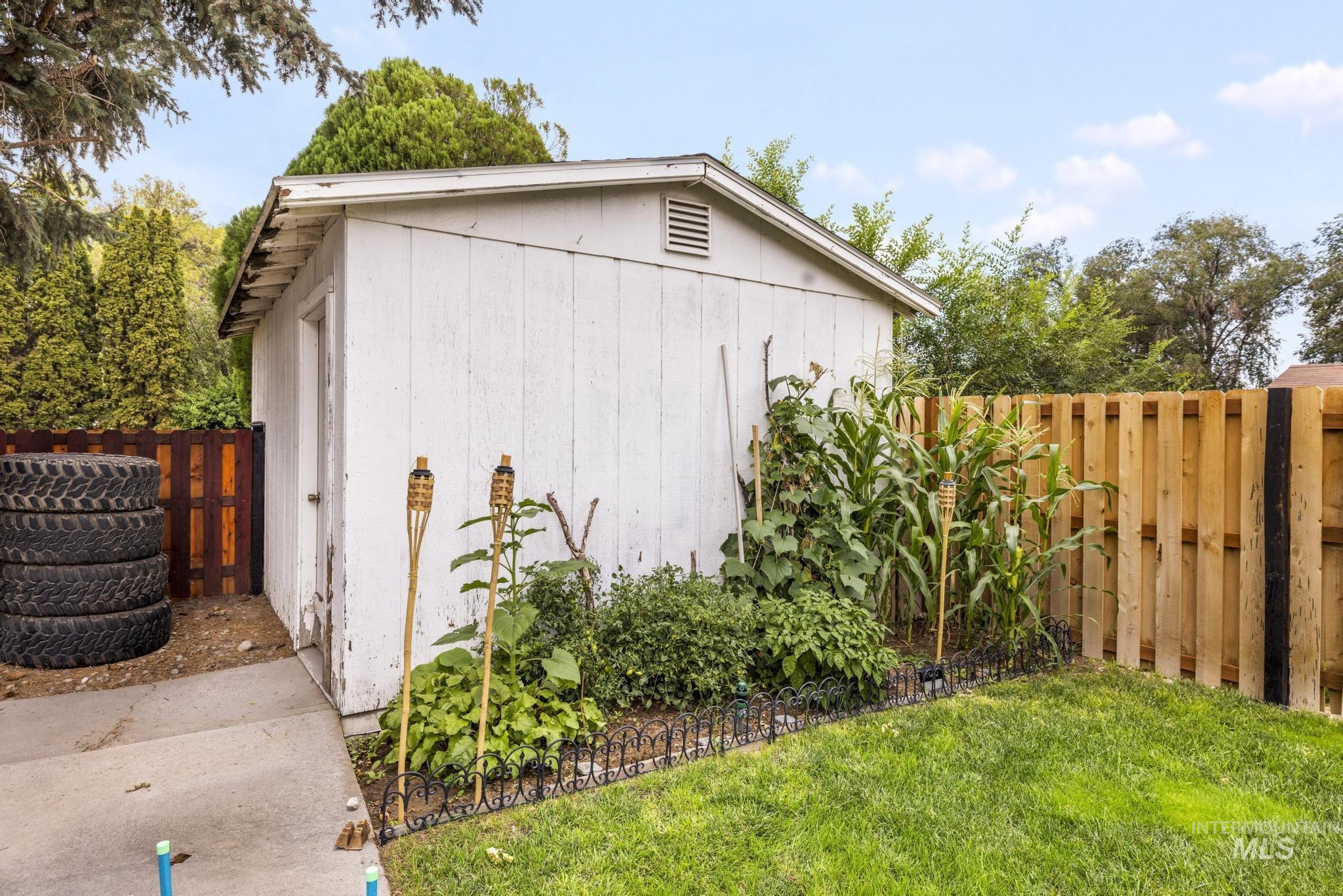 1755 2nd Ave E, Twin Falls, Idaho 83301, 3 Bedrooms, 2 Bathrooms, Residential For Sale, Price $325,000,MLS 98999557