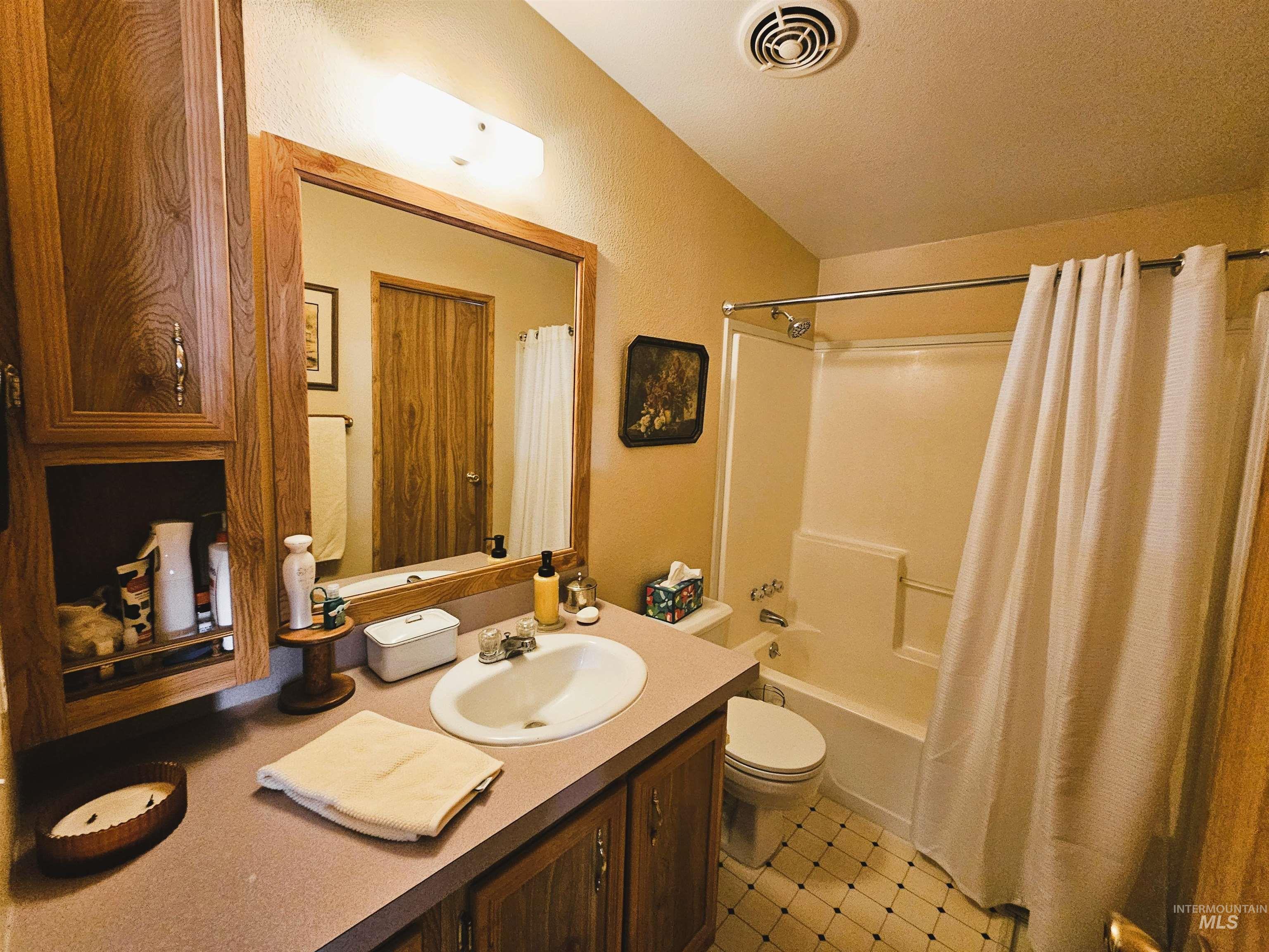 1407 & 1407 1/2 Burrell Ave, Lewiston, Idaho 83501, 3 Bedrooms, 1 Bathroom, Residential Income For Sale, Price $399,900, 98999558