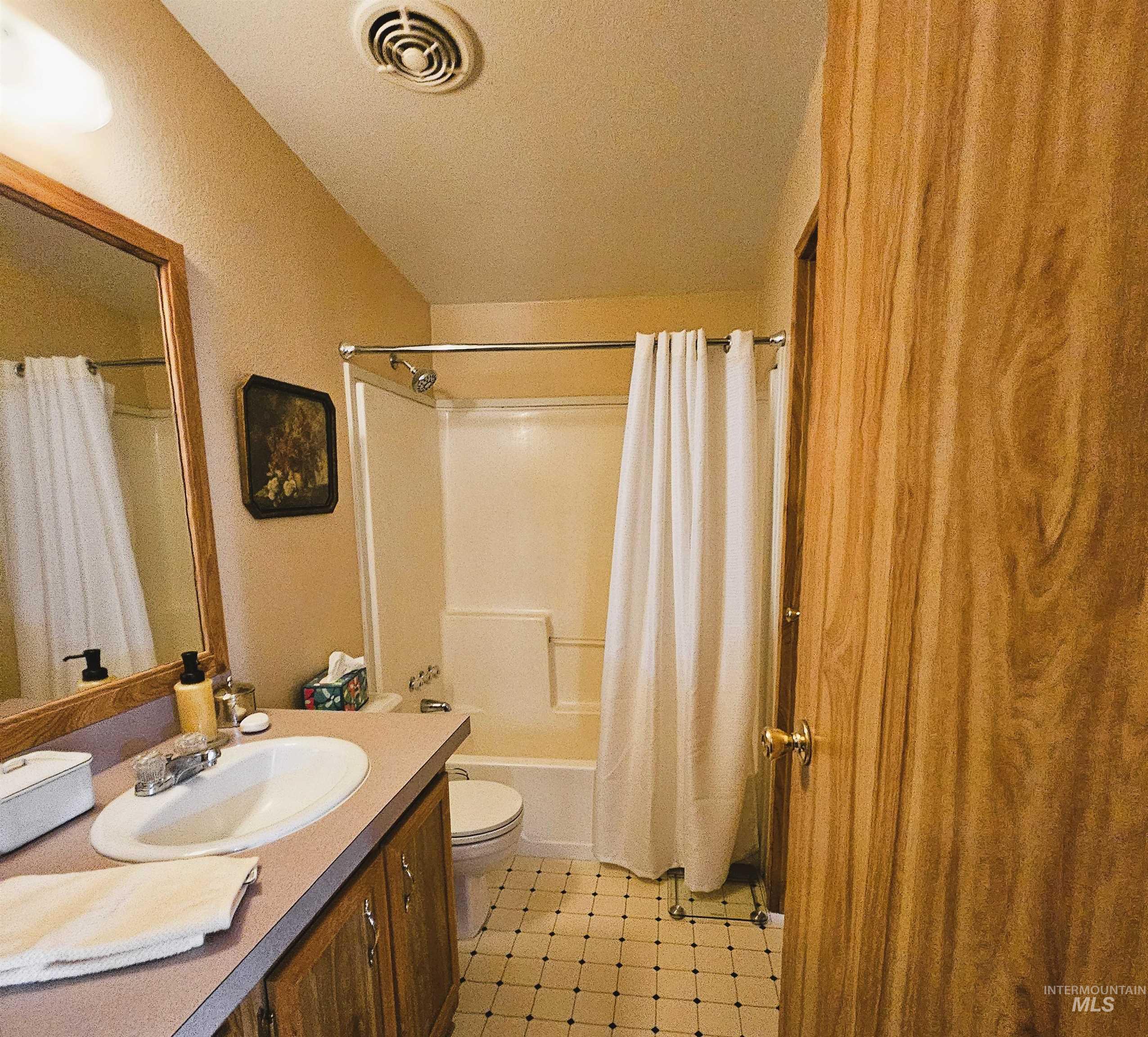 1407 & 1407 1/2 Burrell Ave, Lewiston, Idaho 83501, 3 Bedrooms, 1 Bathroom, Residential Income For Sale, Price $399,900, 98999558