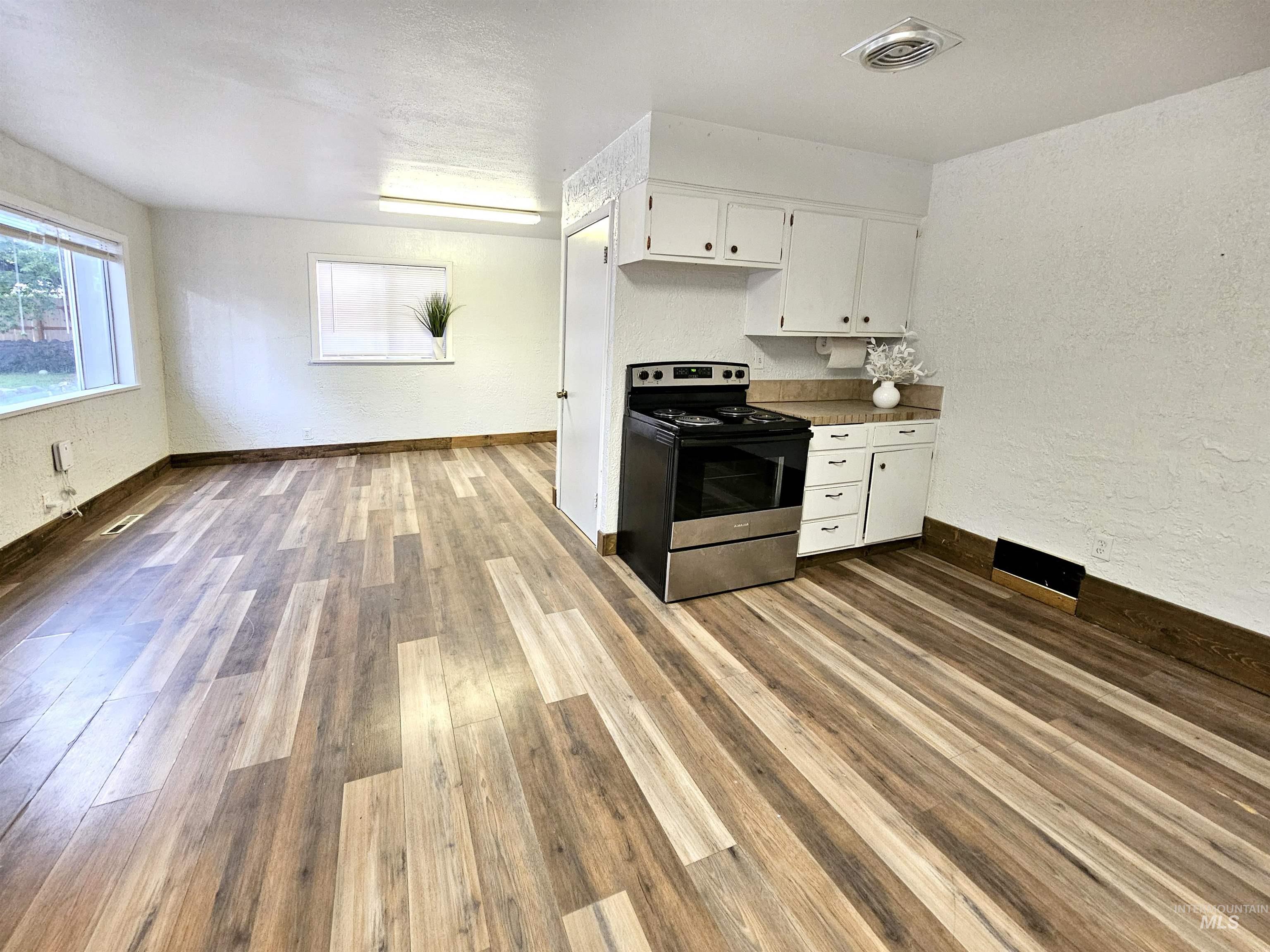 130 E 17th St., Idaho Falls, Idaho 83404, 4 Bedrooms, 2 Bathrooms, Residential For Sale, Price $285,000,MLS 98999574