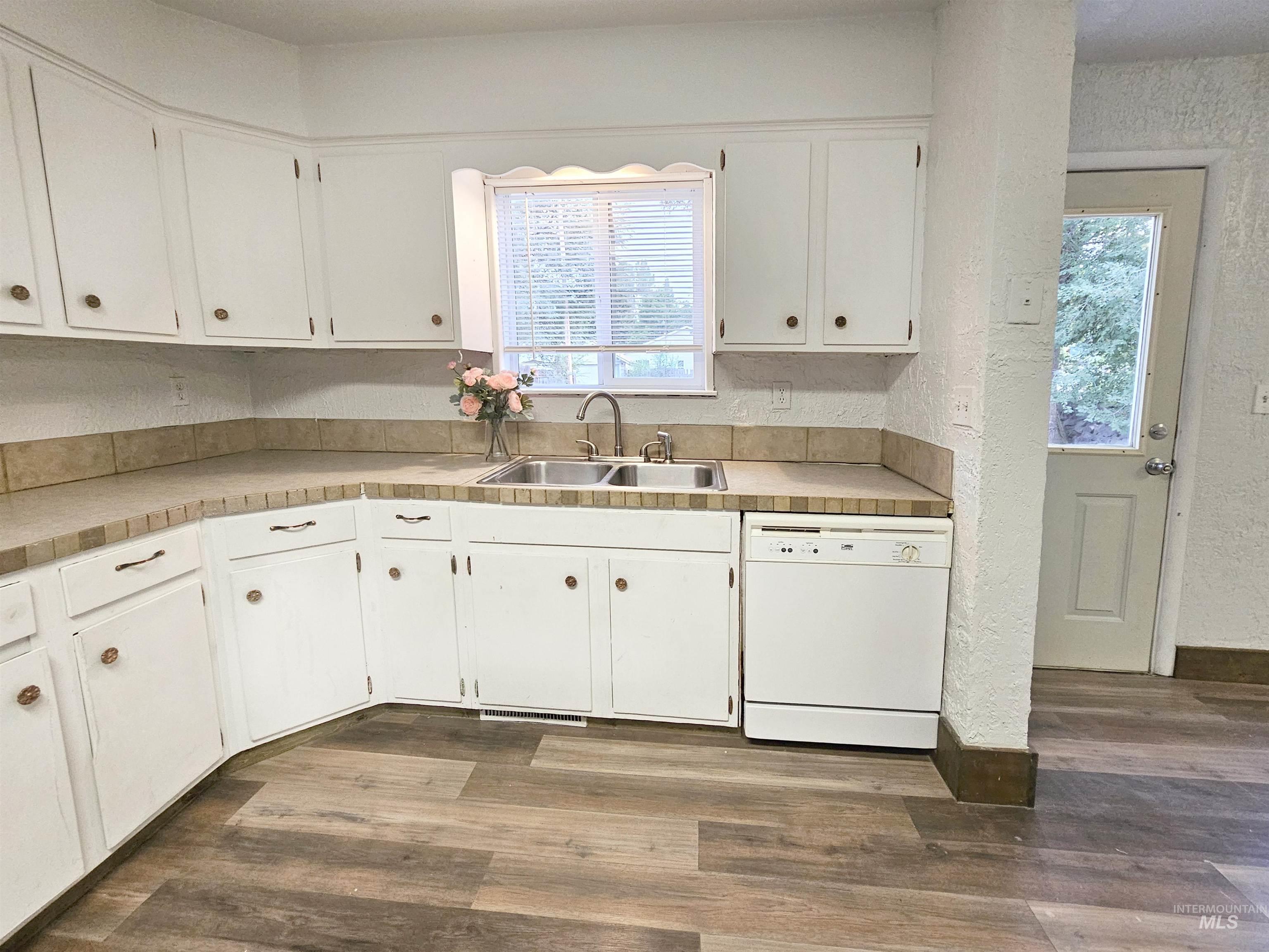 130 E 17th St., Idaho Falls, Idaho 83404, 4 Bedrooms, 2 Bathrooms, Residential For Sale, Price $285,000,MLS 98999574