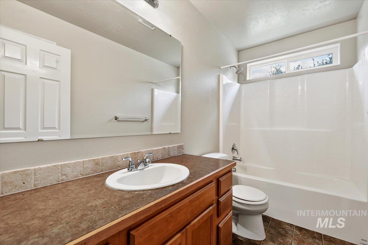 9138 S Red Delicious, Kuna, Idaho 83634, 4 Bedrooms, 3 Bathrooms, Residential For Sale, Price $500,000, 98999576