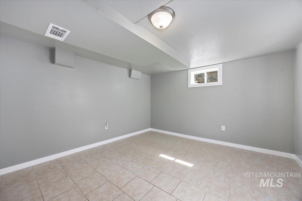 235 Washington St N, Twin Falls, Idaho 83301, 4 Bedrooms, 2 Bathrooms, Residential For Sale, Price $400,000,MLS 98999587