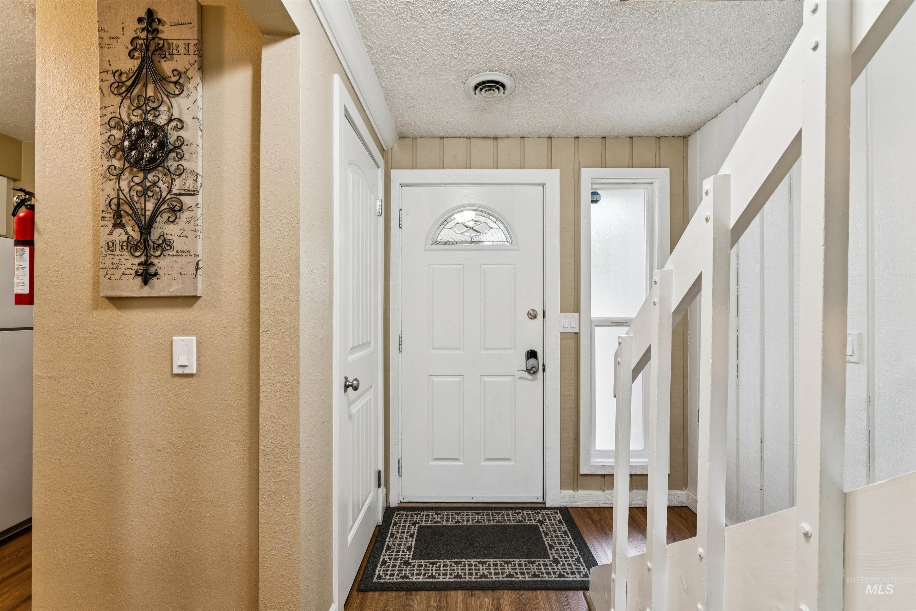 272 N Eagle Glen Ln., Eagle, Idaho 83616, 2 Bedrooms, 1.5 Bathrooms, Residential For Sale, Price $319,000,MLS 98999597