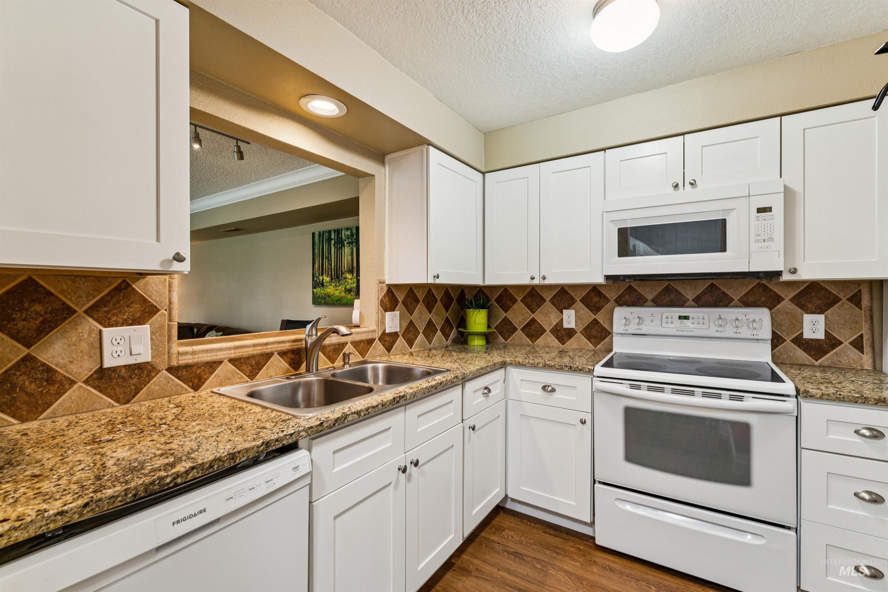272 N Eagle Glen Ln., Eagle, Idaho 83616, 2 Bedrooms, 1.5 Bathrooms, Residential For Sale, Price $319,000,MLS 98999597