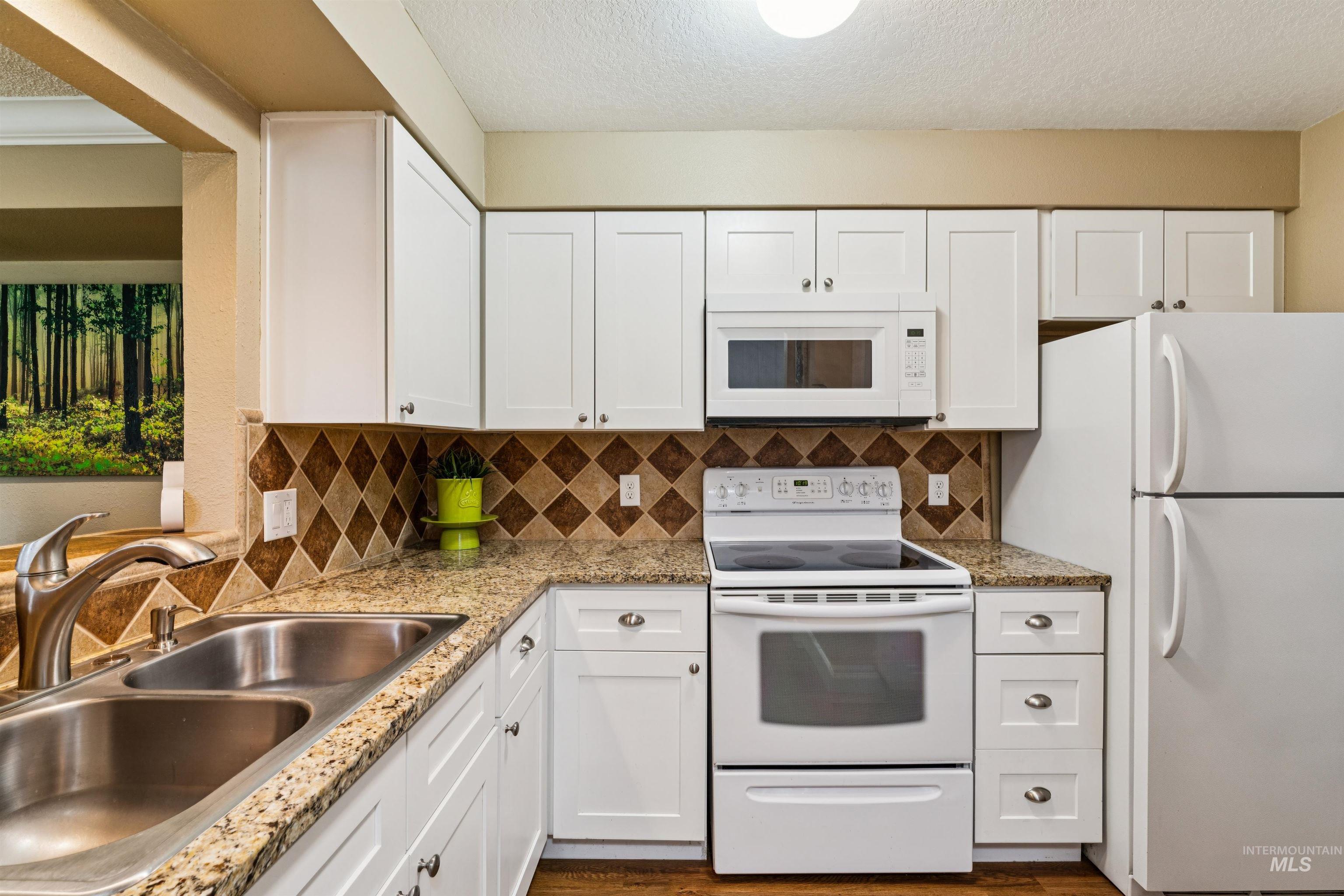 272 N Eagle Glen Ln., Eagle, Idaho 83616, 2 Bedrooms, 1.5 Bathrooms, Residential For Sale, Price $319,000,MLS 98999597