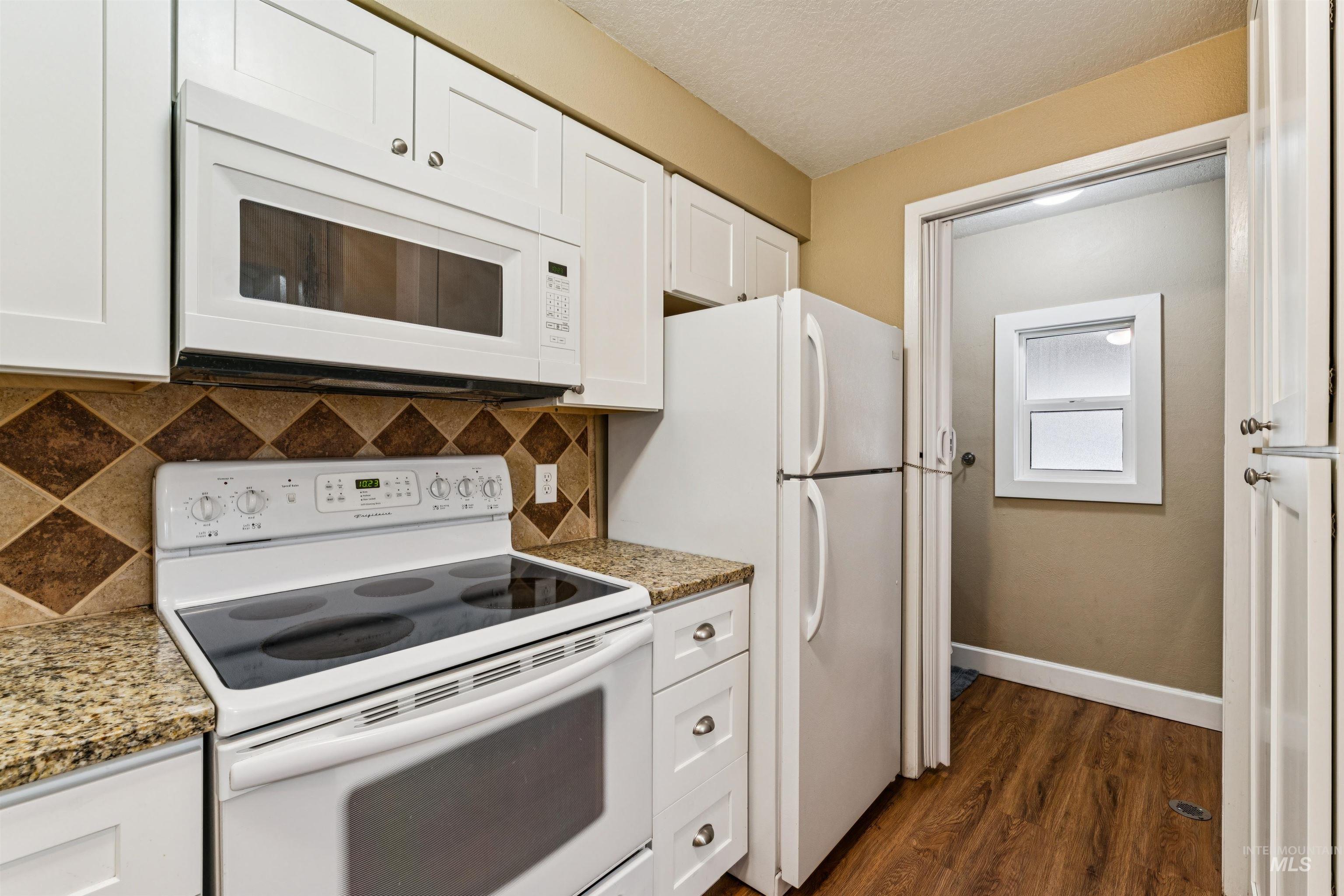 272 N Eagle Glen Ln., Eagle, Idaho 83616, 2 Bedrooms, 1.5 Bathrooms, Residential For Sale, Price $319,000,MLS 98999597