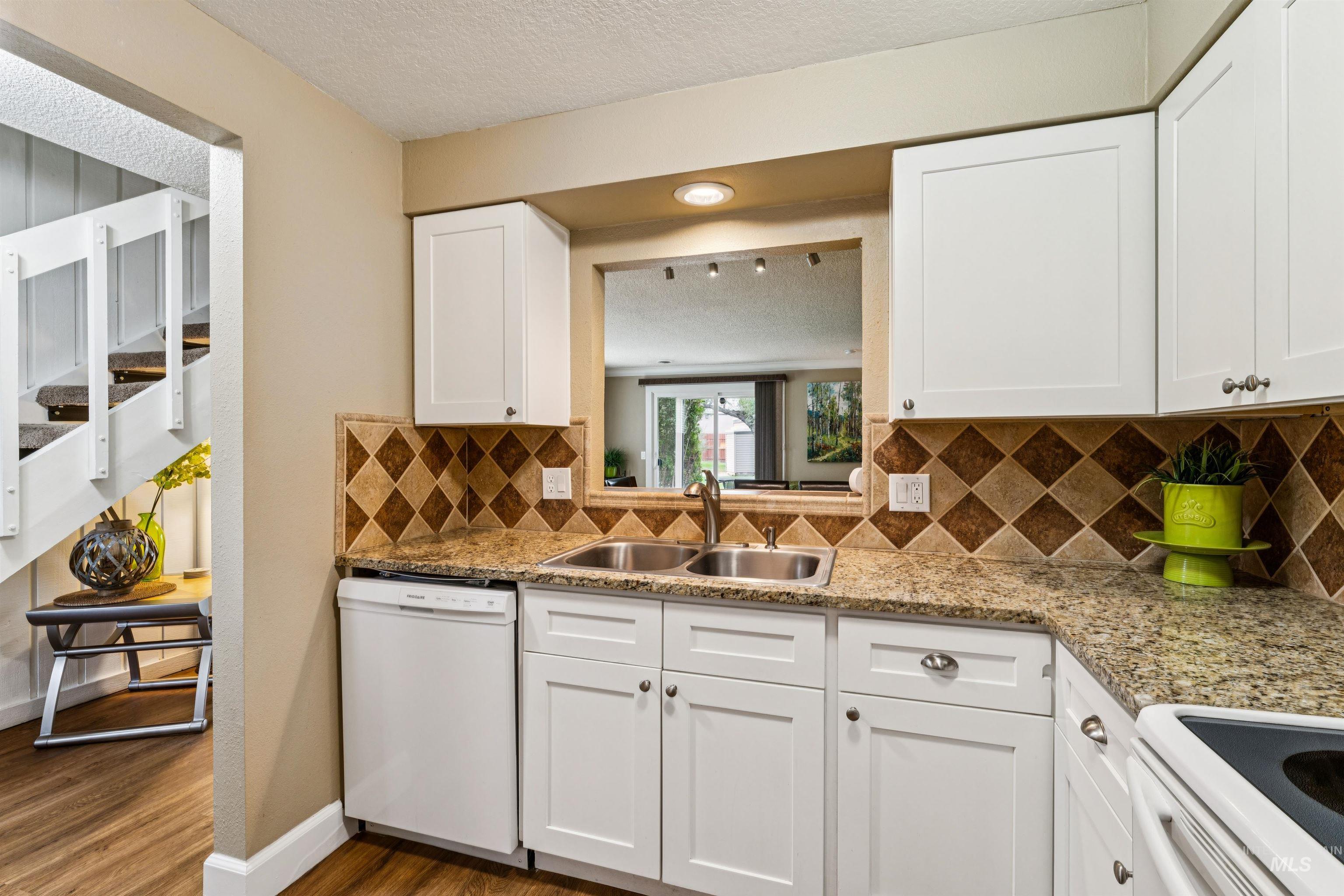 272 N Eagle Glen Ln., Eagle, Idaho 83616, 2 Bedrooms, 1.5 Bathrooms, Residential For Sale, Price $319,000,MLS 98999597