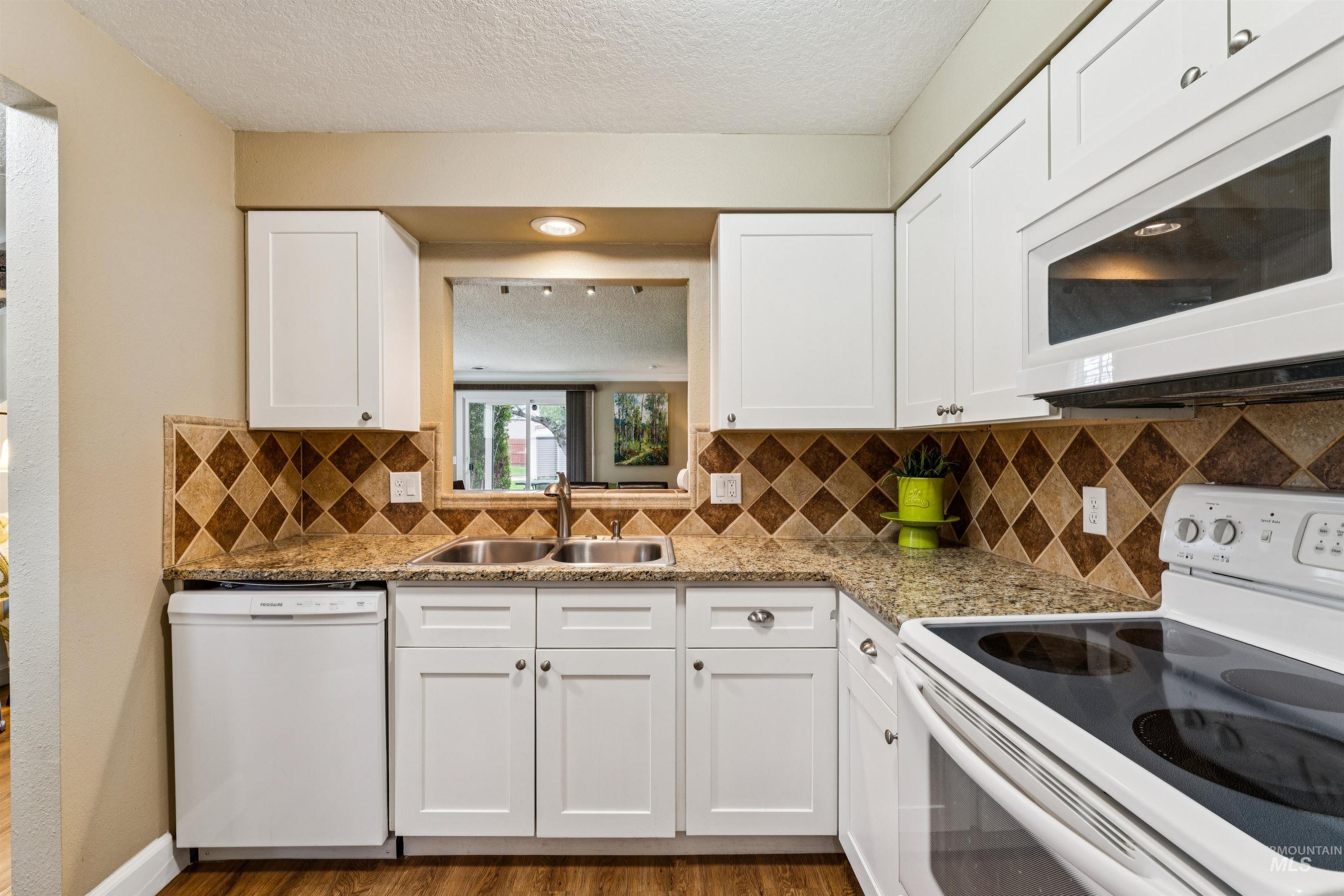 272 N Eagle Glen Ln., Eagle, Idaho 83616, 2 Bedrooms, 1.5 Bathrooms, Residential For Sale, Price $319,000,MLS 98999597