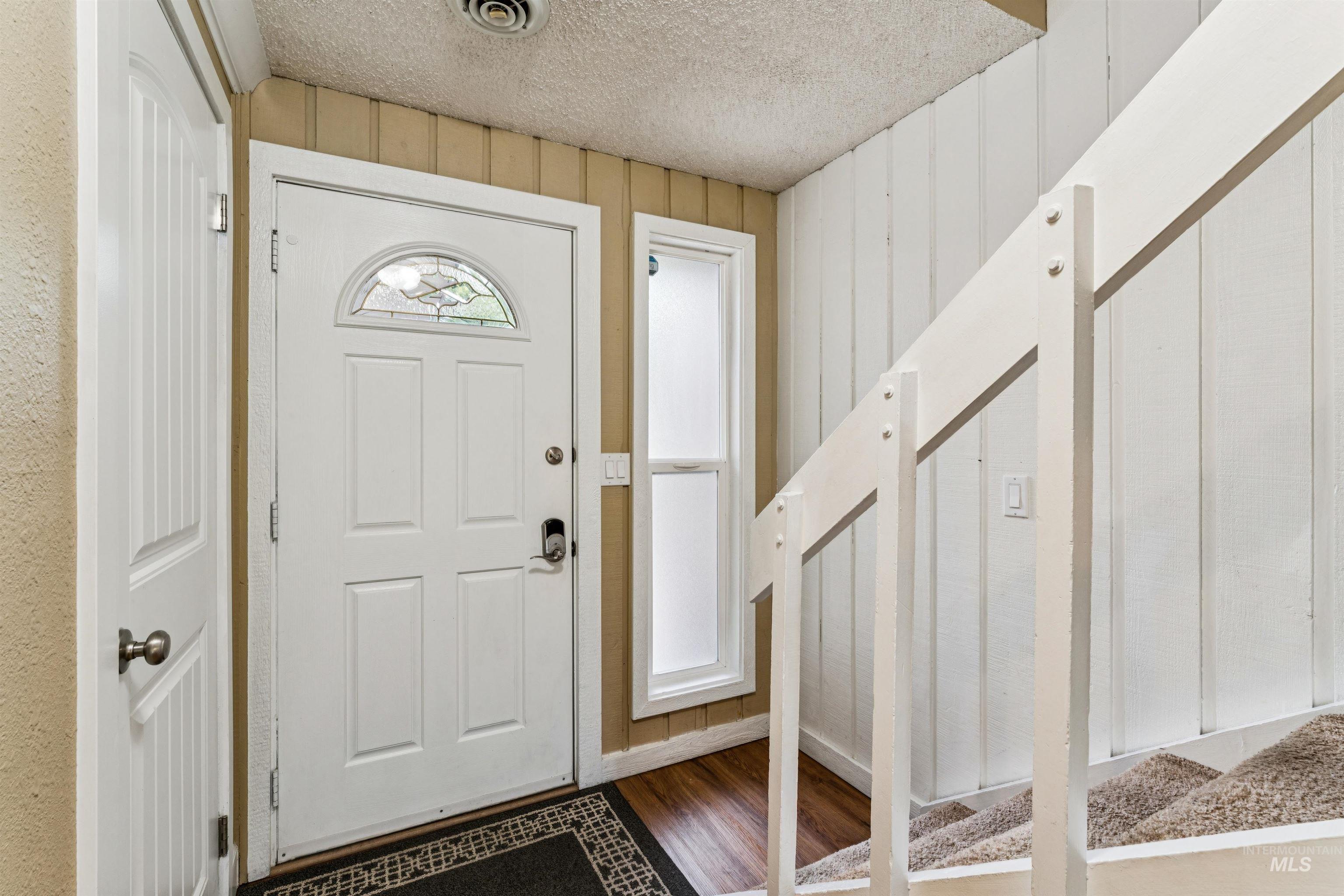 272 N Eagle Glen Ln., Eagle, Idaho 83616, 2 Bedrooms, 1.5 Bathrooms, Residential For Sale, Price $319,000,MLS 98999597