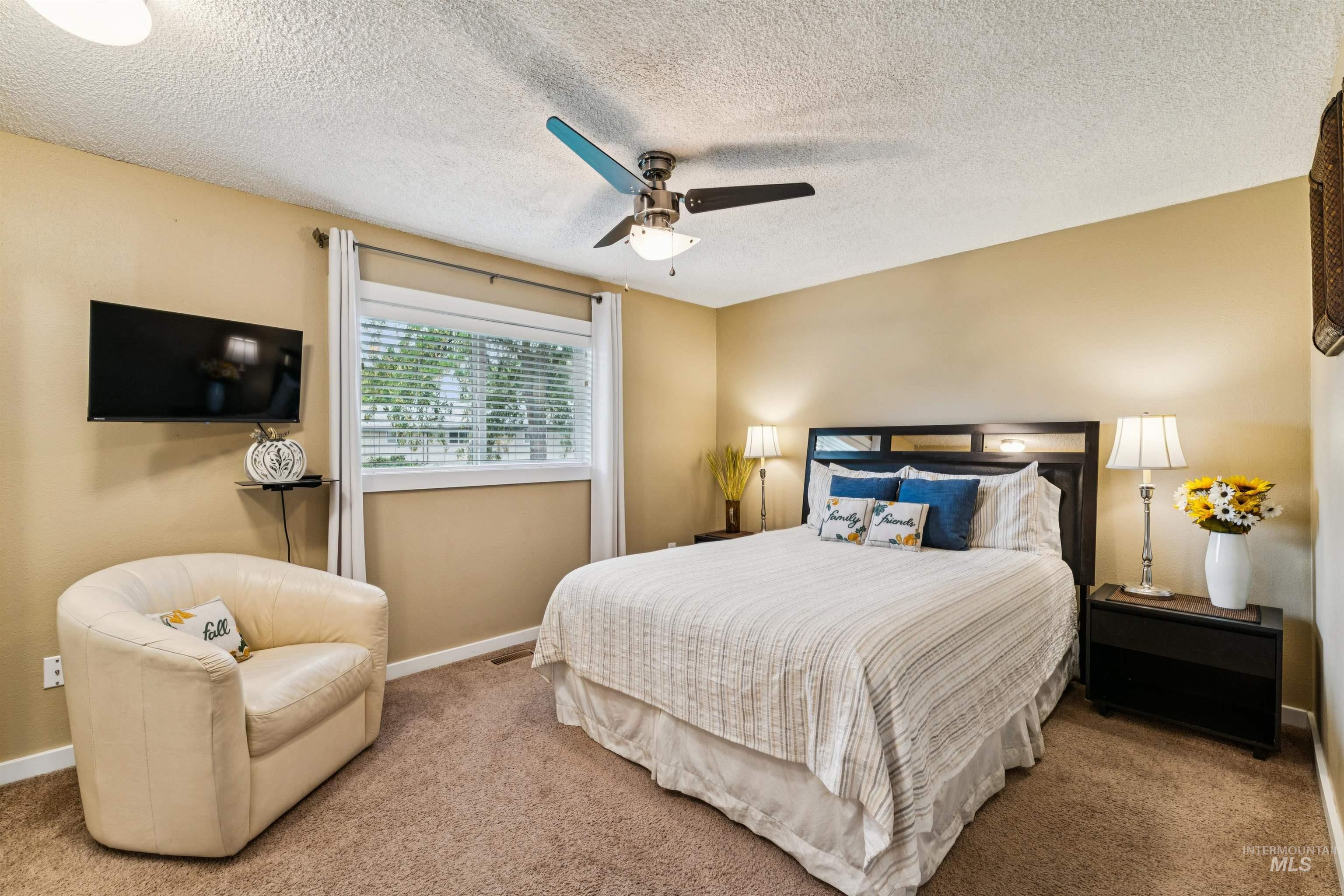 272 N Eagle Glen Ln., Eagle, Idaho 83616, 2 Bedrooms, 1.5 Bathrooms, Residential For Sale, Price $319,000,MLS 98999597
