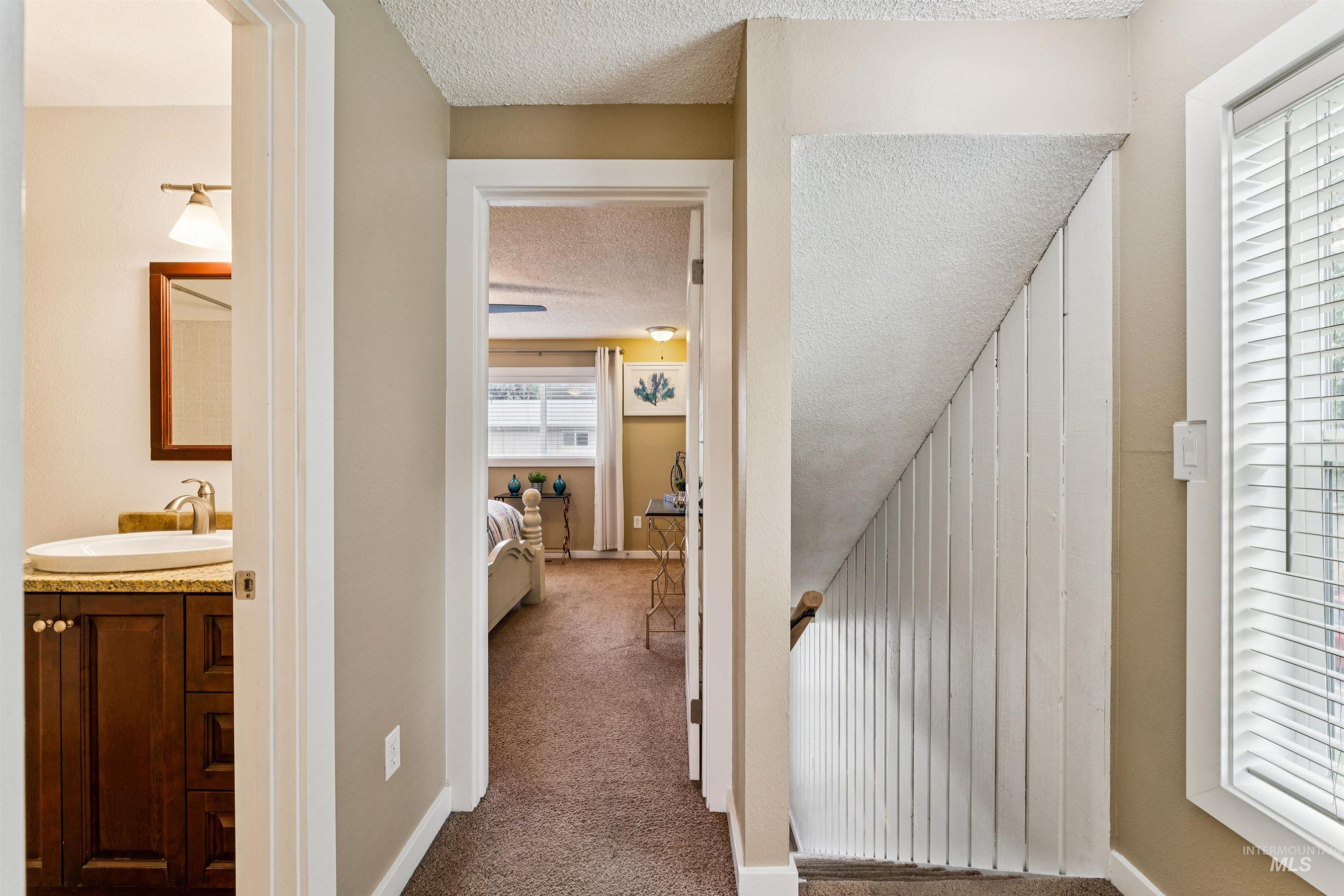 272 N Eagle Glen Ln., Eagle, Idaho 83616, 2 Bedrooms, 1.5 Bathrooms, Residential For Sale, Price $319,000,MLS 98999597