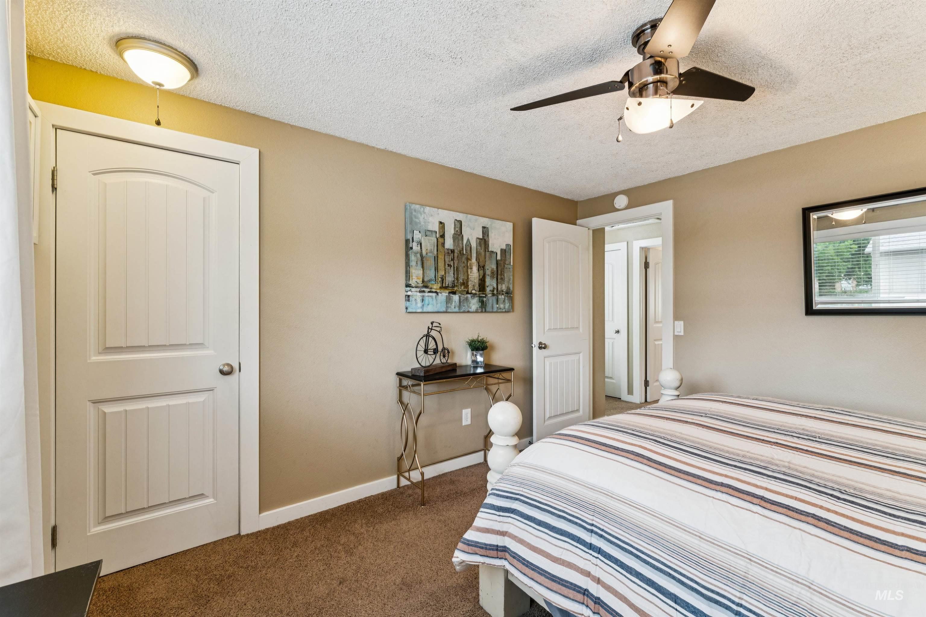 272 N Eagle Glen Ln., Eagle, Idaho 83616, 2 Bedrooms, 1.5 Bathrooms, Residential For Sale, Price $319,000,MLS 98999597