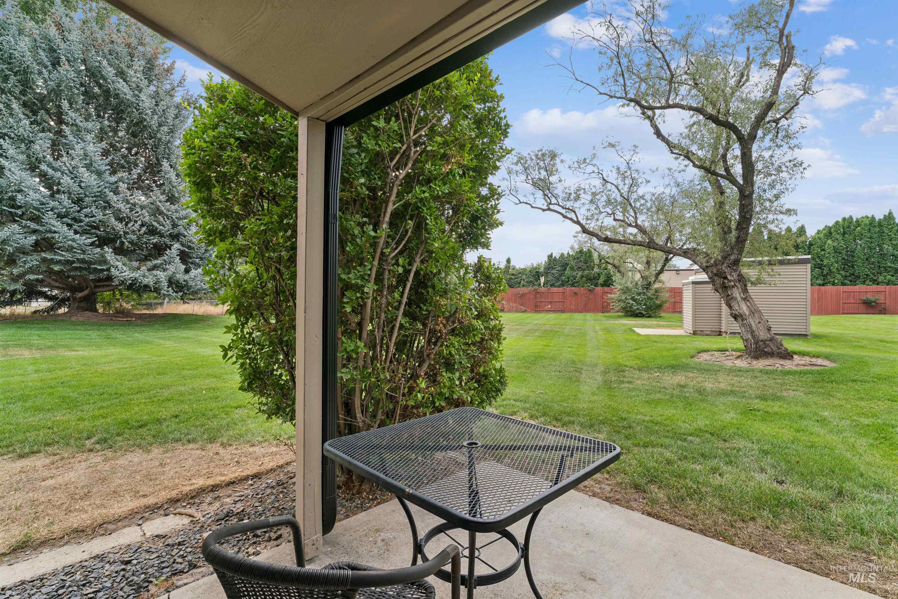 272 N Eagle Glen Ln., Eagle, Idaho 83616, 2 Bedrooms, 1.5 Bathrooms, Residential For Sale, Price $319,000,MLS 98999597