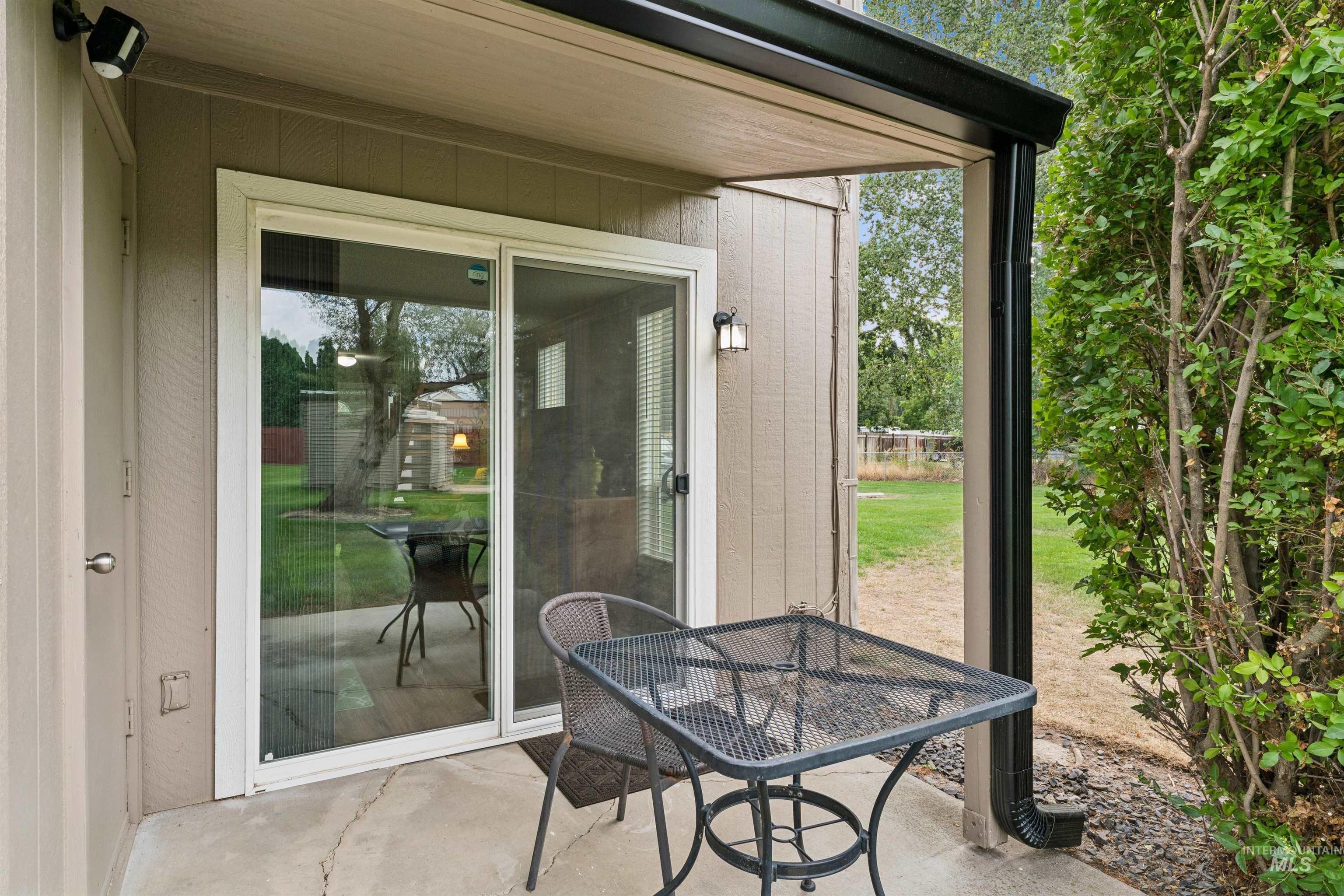 272 N Eagle Glen Ln., Eagle, Idaho 83616, 2 Bedrooms, 1.5 Bathrooms, Residential For Sale, Price $319,000,MLS 98999597