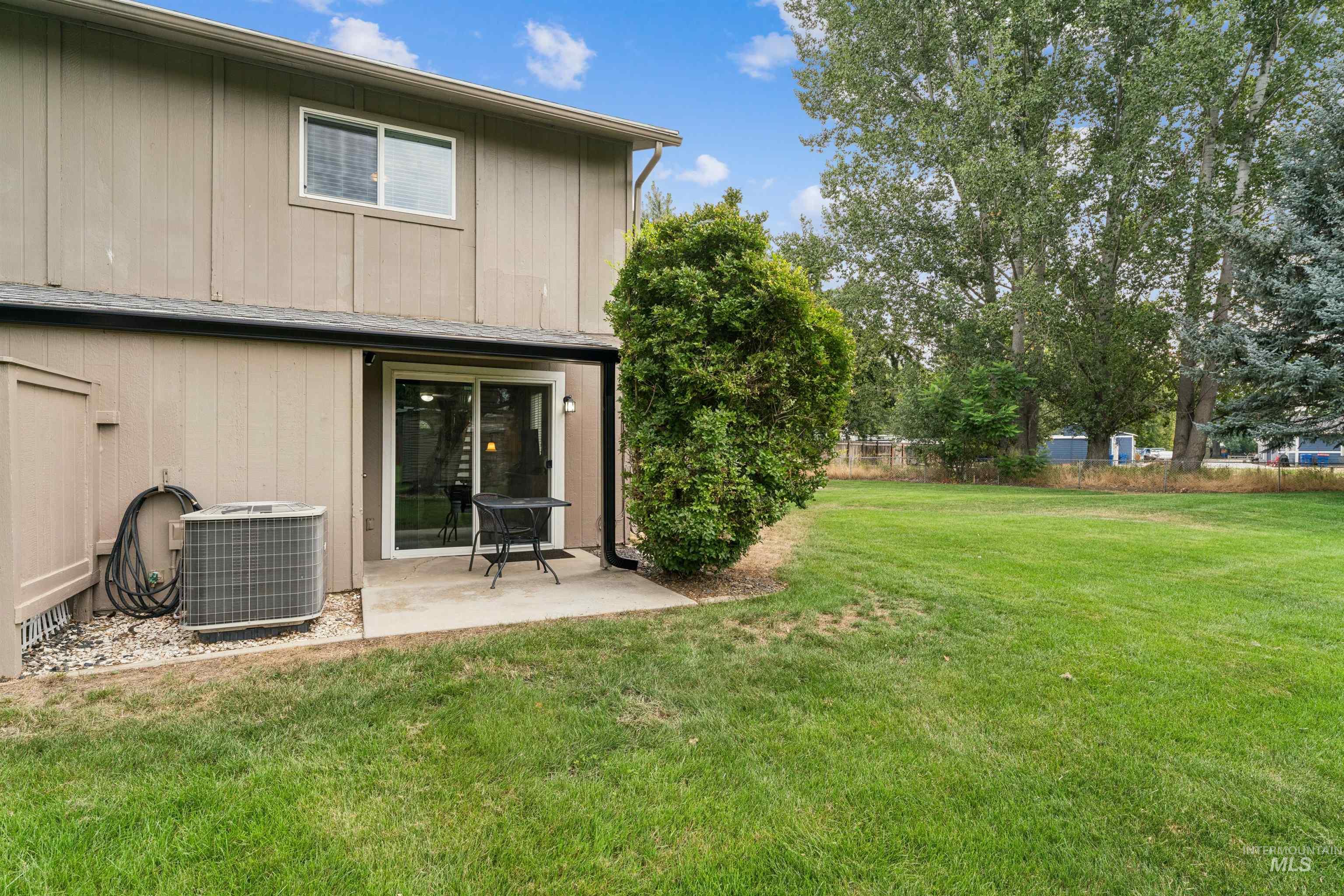 272 N Eagle Glen Ln., Eagle, Idaho 83616, 2 Bedrooms, 1.5 Bathrooms, Residential For Sale, Price $319,000,MLS 98999597