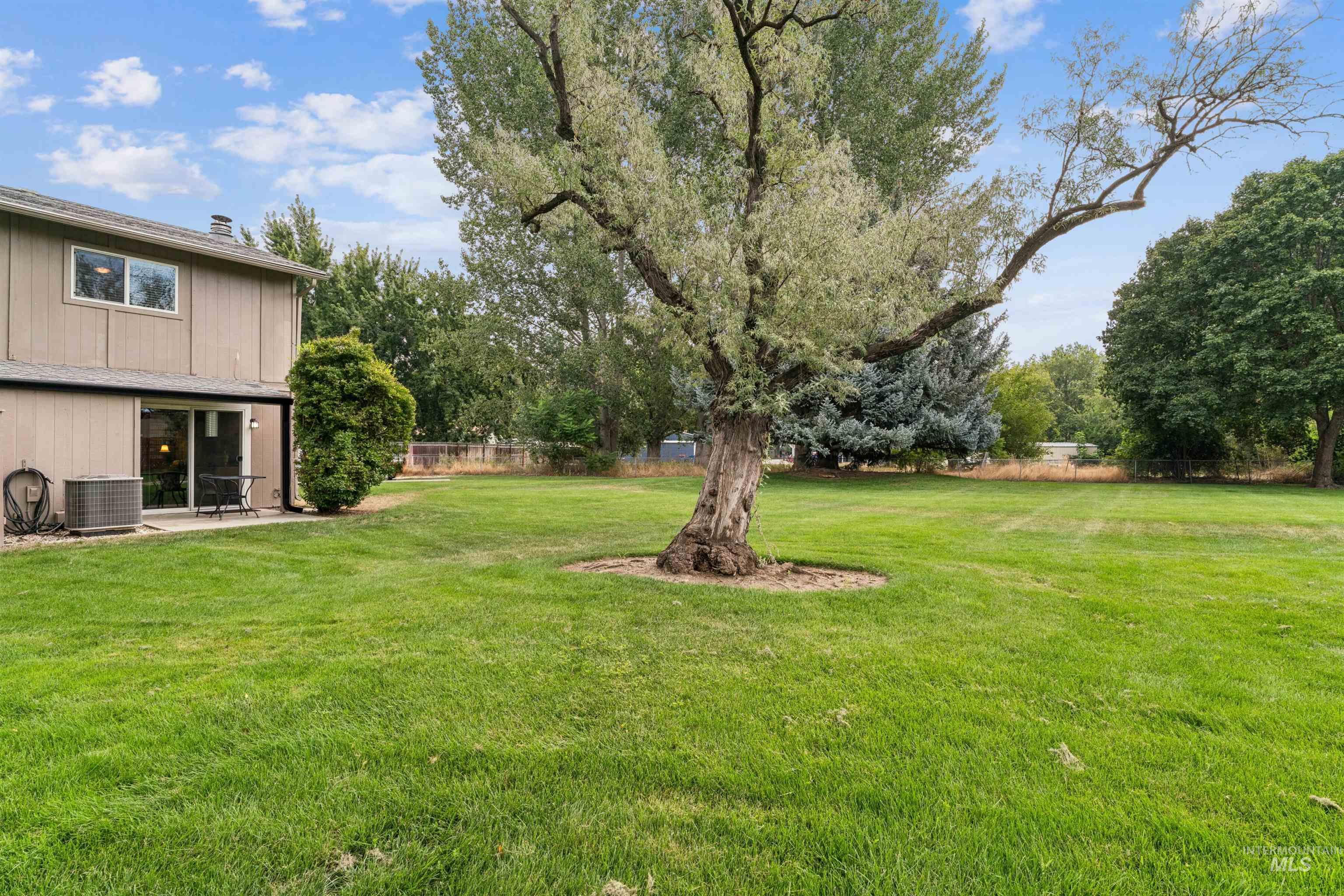 272 N Eagle Glen Ln., Eagle, Idaho 83616, 2 Bedrooms, 1.5 Bathrooms, Residential For Sale, Price $319,000,MLS 98999597