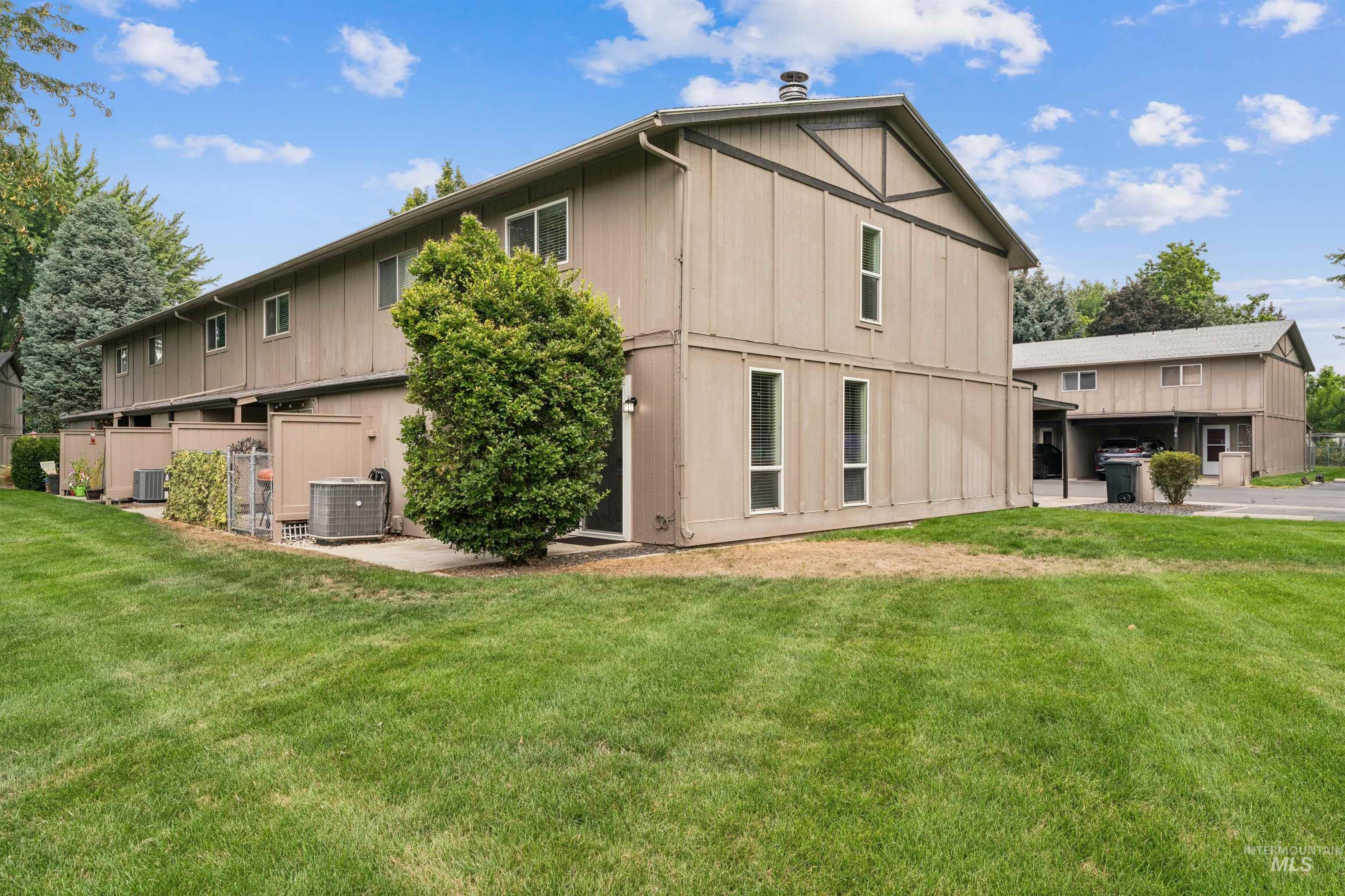 272 N Eagle Glen Ln., Eagle, Idaho 83616, 2 Bedrooms, 1.5 Bathrooms, Residential For Sale, Price $319,000,MLS 98999597