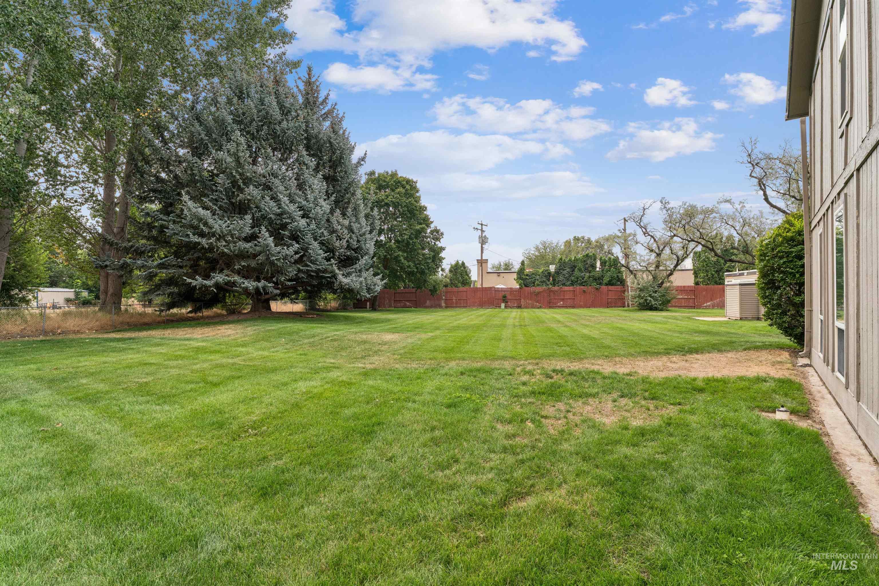 272 N Eagle Glen Ln., Eagle, Idaho 83616, 2 Bedrooms, 1.5 Bathrooms, Residential For Sale, Price $319,000,MLS 98999597