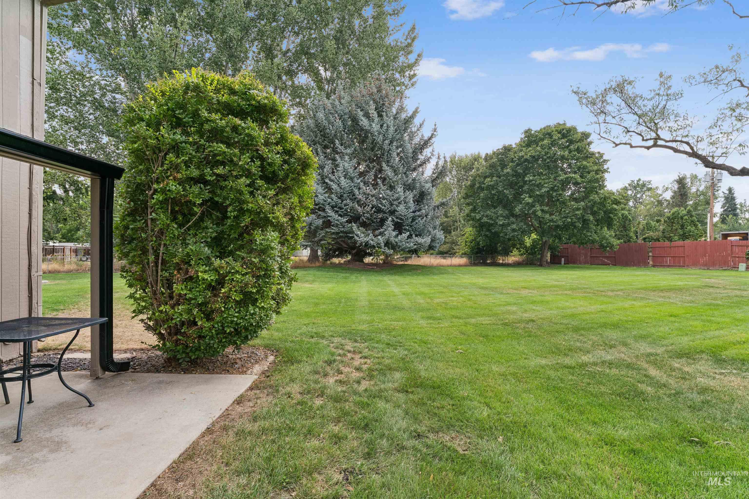 272 N Eagle Glen Ln., Eagle, Idaho 83616, 2 Bedrooms, 1.5 Bathrooms, Residential For Sale, Price $319,000,MLS 98999597