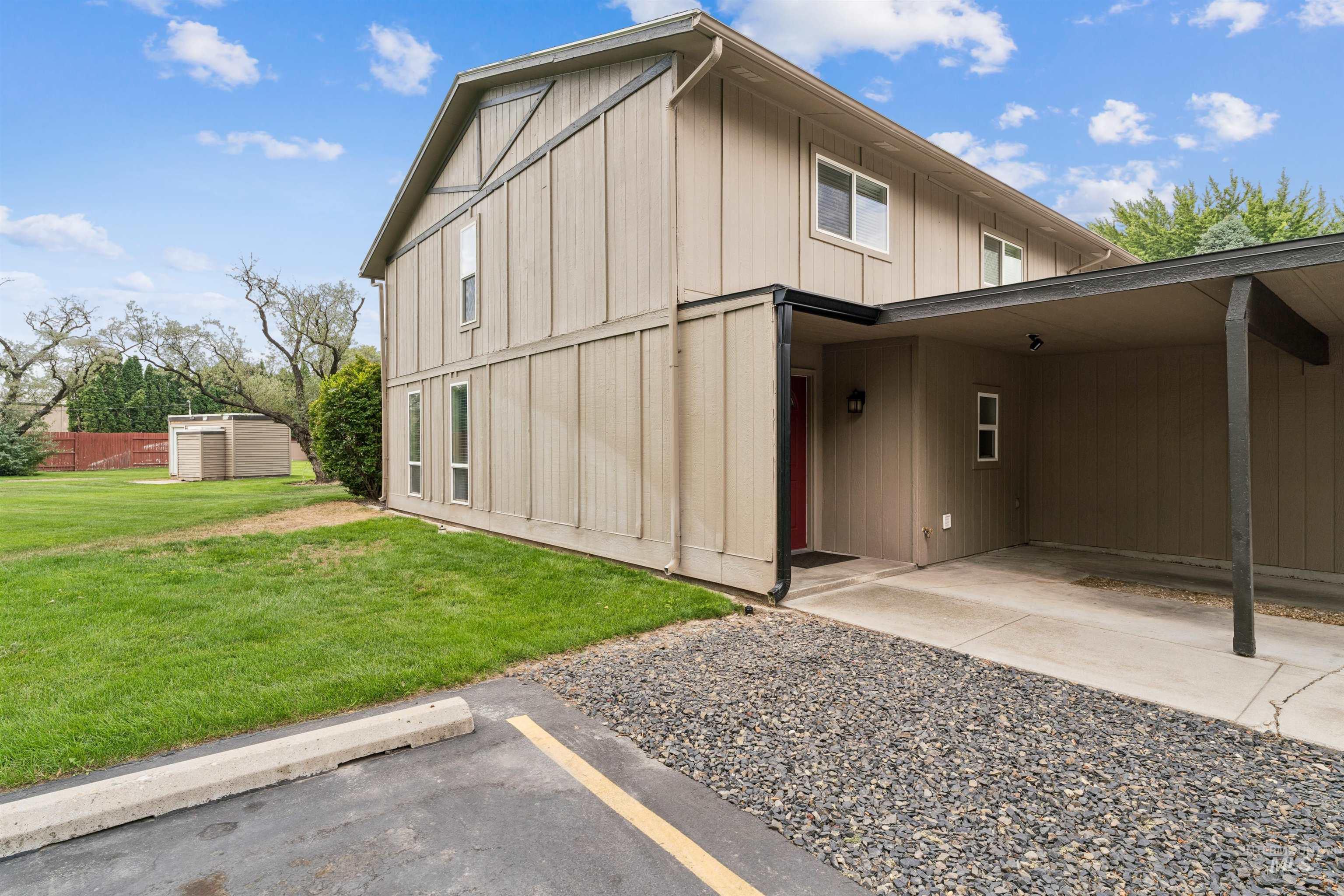 272 N Eagle Glen Ln., Eagle, Idaho 83616, 2 Bedrooms, 1.5 Bathrooms, Residential For Sale, Price $319,000,MLS 98999597