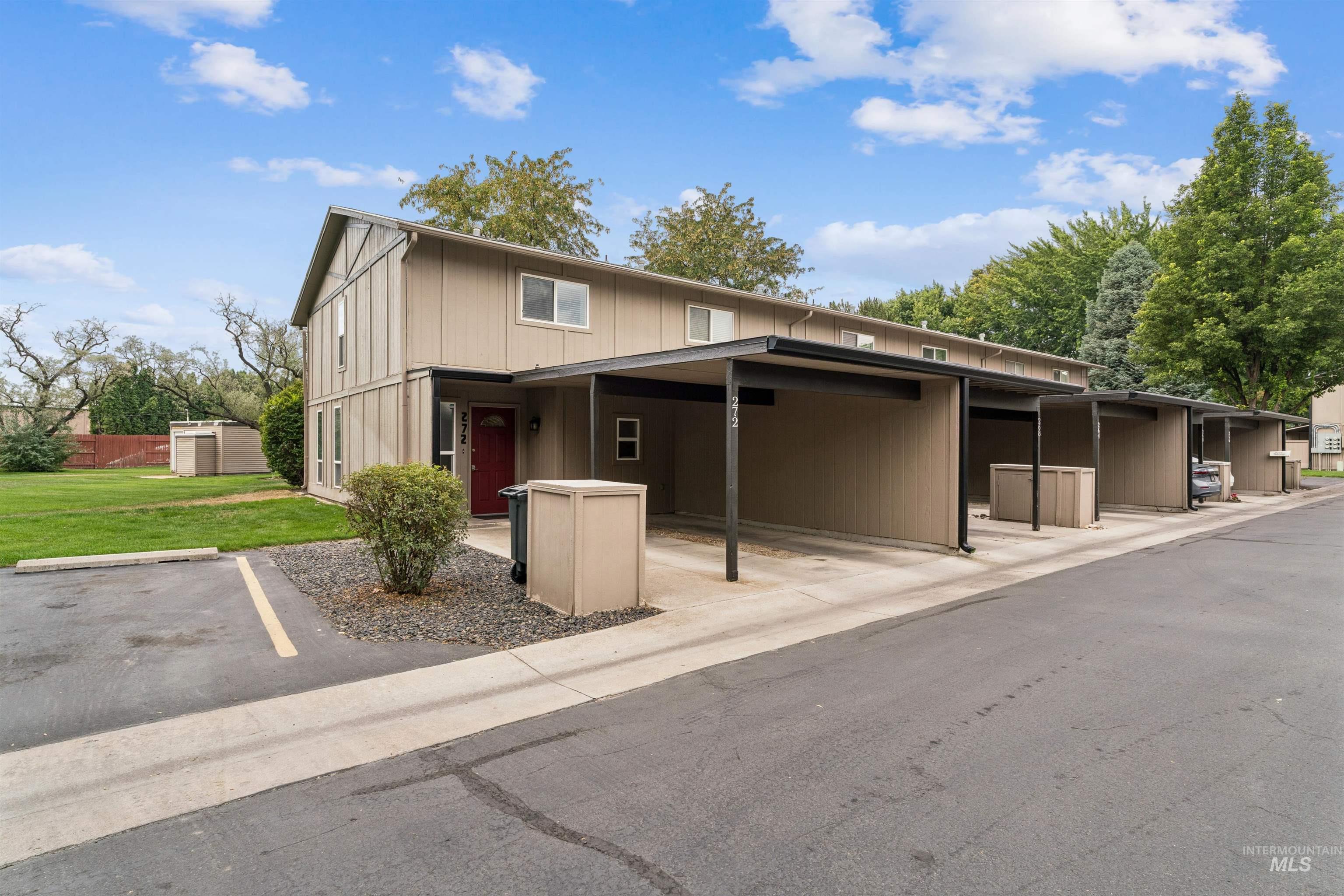272 N Eagle Glen Ln., Eagle, Idaho 83616, 2 Bedrooms, 1.5 Bathrooms, Residential For Sale, Price $319,000,MLS 98999597