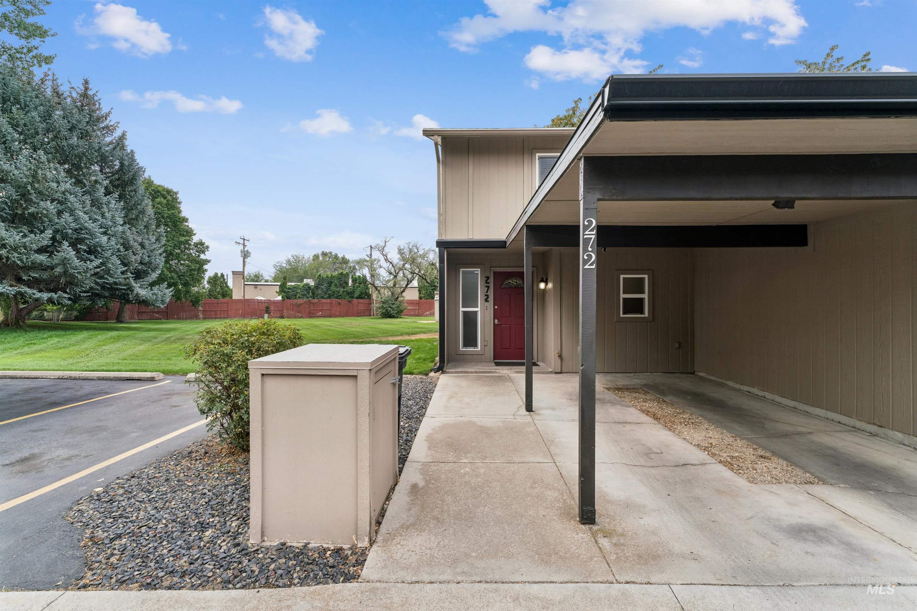 272 N Eagle Glen Ln., Eagle, Idaho 83616, 2 Bedrooms, 1.5 Bathrooms, Residential For Sale, Price $319,000,MLS 98999597