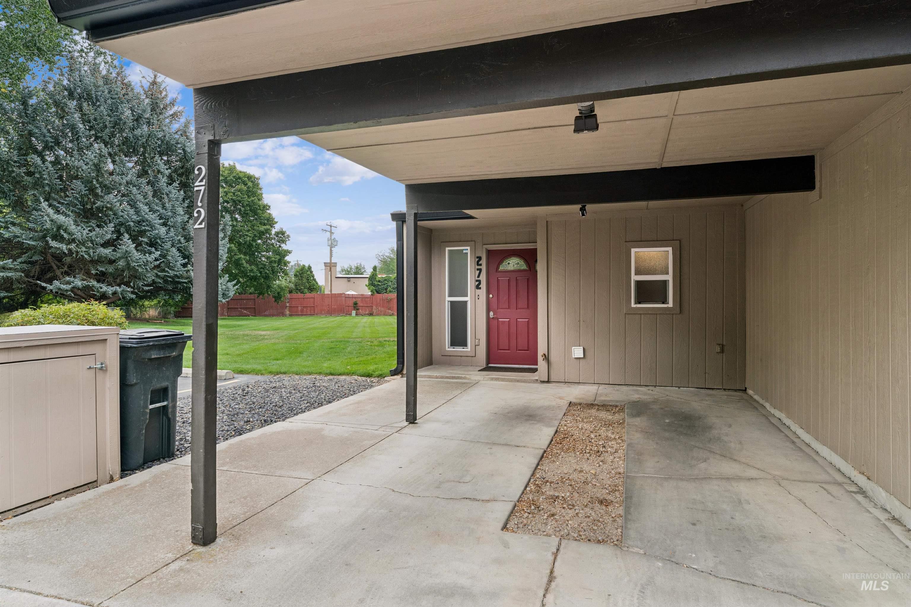 272 N Eagle Glen Ln., Eagle, Idaho 83616, 2 Bedrooms, 1.5 Bathrooms, Residential For Sale, Price $319,000,MLS 98999597