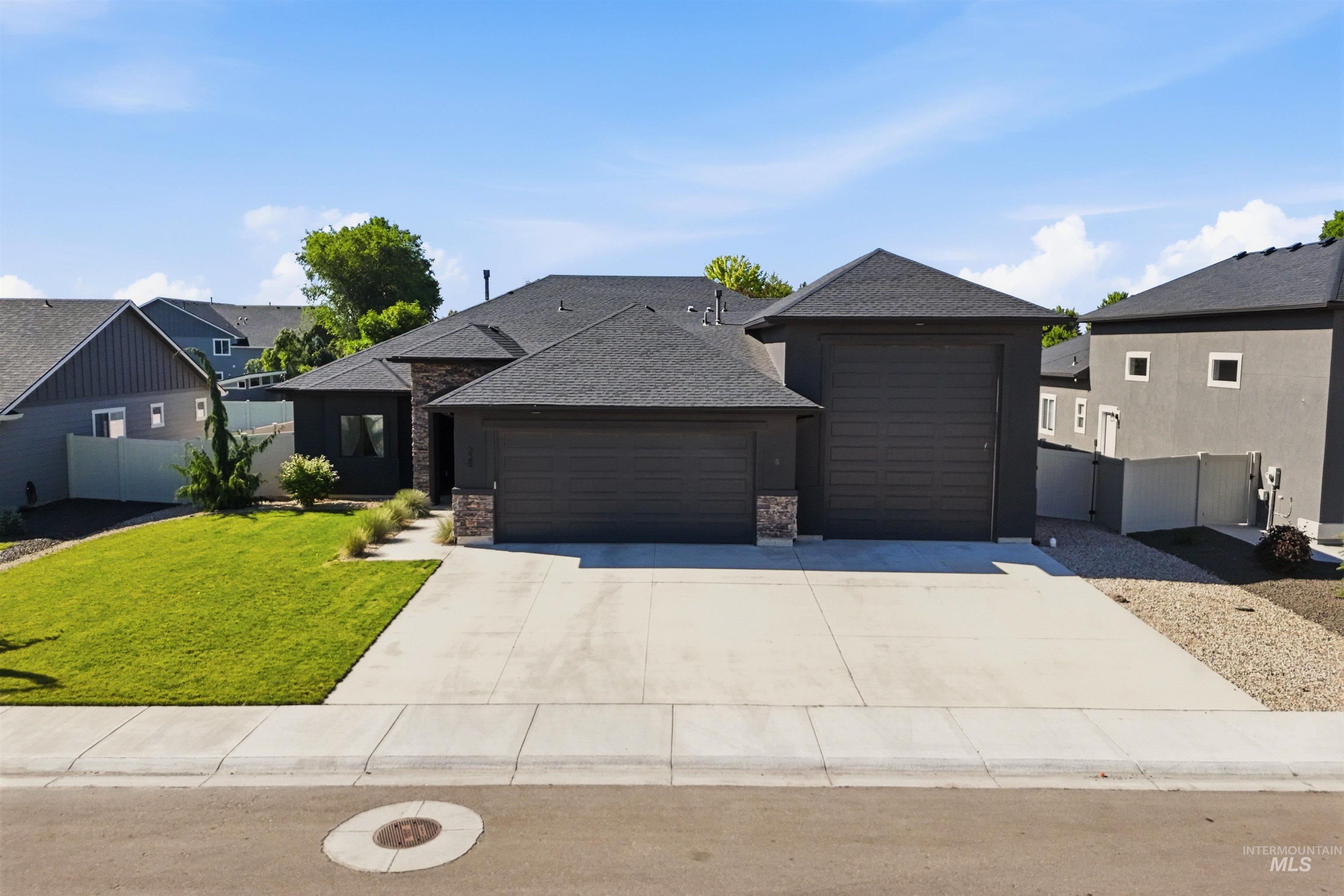 229 W Moray St, Middleton, Idaho 83644, 3 Bedrooms, 2.5 Bathrooms, Residential For Sale, Price $759,000,MLS 98999616