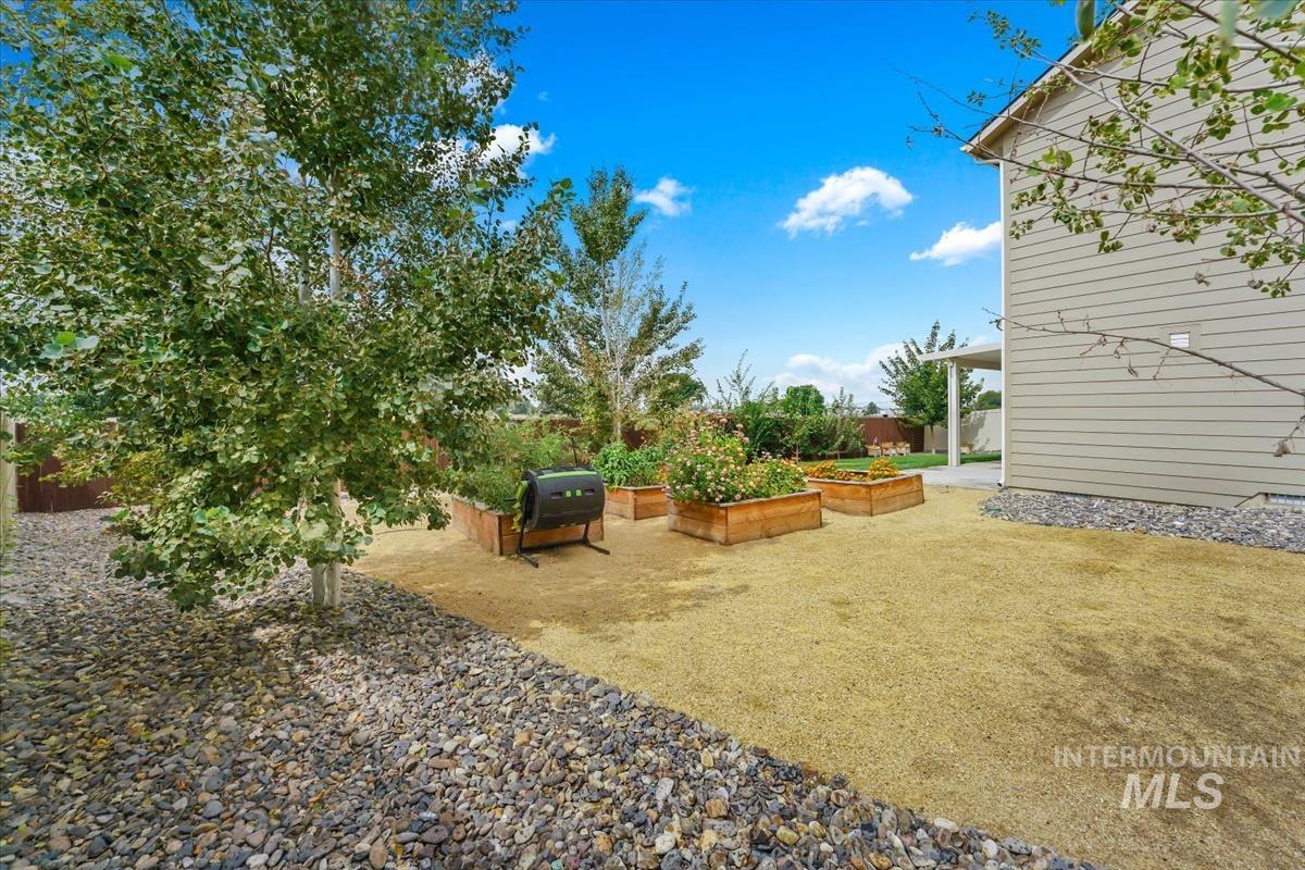 16923 N Lowerfield Loop, Nampa, Idaho 83687, 4 Bedrooms, 2.5 Bathrooms, Residential For Sale, Price $475,000,MLS 98999617