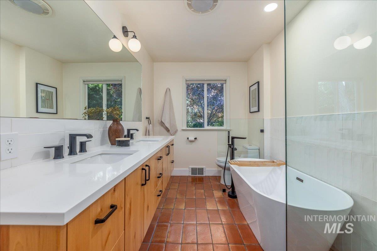 2710 N 28th St, Boise, Idaho 83703, 4 Bedrooms, 2 Bathrooms, Residential For Sale, Price $699,900,MLS 98999620