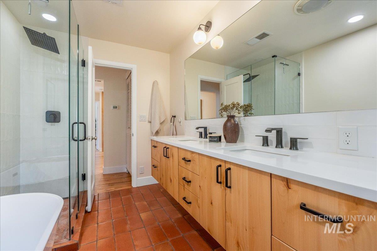 2710 N 28th St, Boise, Idaho 83703, 4 Bedrooms, 2 Bathrooms, Residential For Sale, Price $699,900,MLS 98999620
