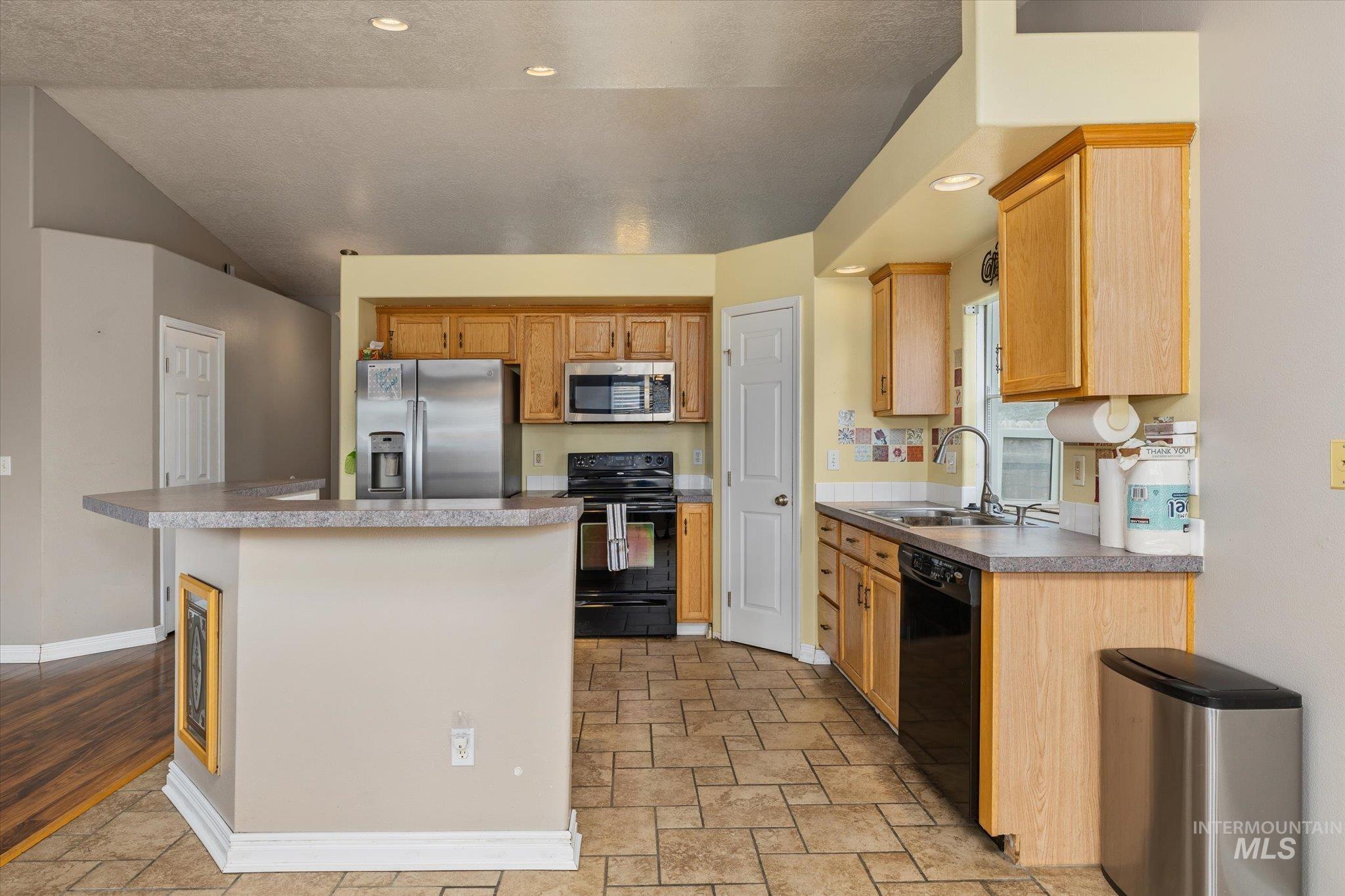 16842 Live Oak Pl, Caldwell, Idaho 83607, 3 Bedrooms, 2 Bathrooms, Residential For Sale, Price $360,000,MLS 98999624