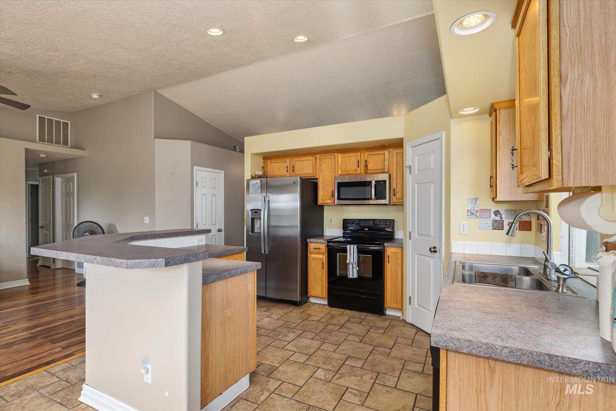 16842 Live Oak Pl, Caldwell, Idaho 83607, 3 Bedrooms, 2 Bathrooms, Residential For Sale, Price $360,000,MLS 98999624