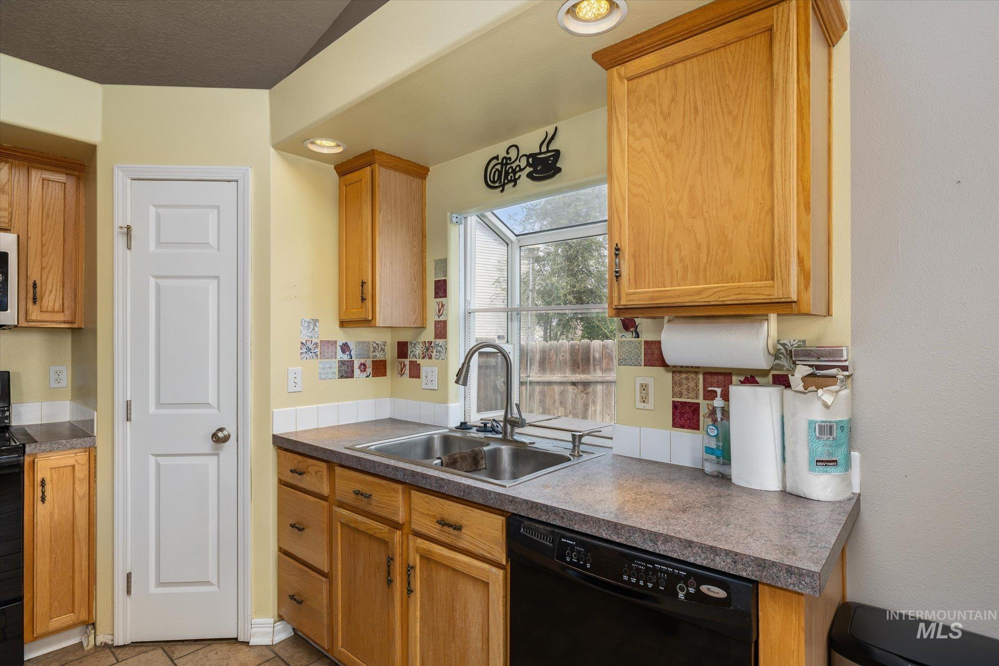 16842 Live Oak Pl, Caldwell, Idaho 83607, 3 Bedrooms, 2 Bathrooms, Residential For Sale, Price $360,000,MLS 98999624