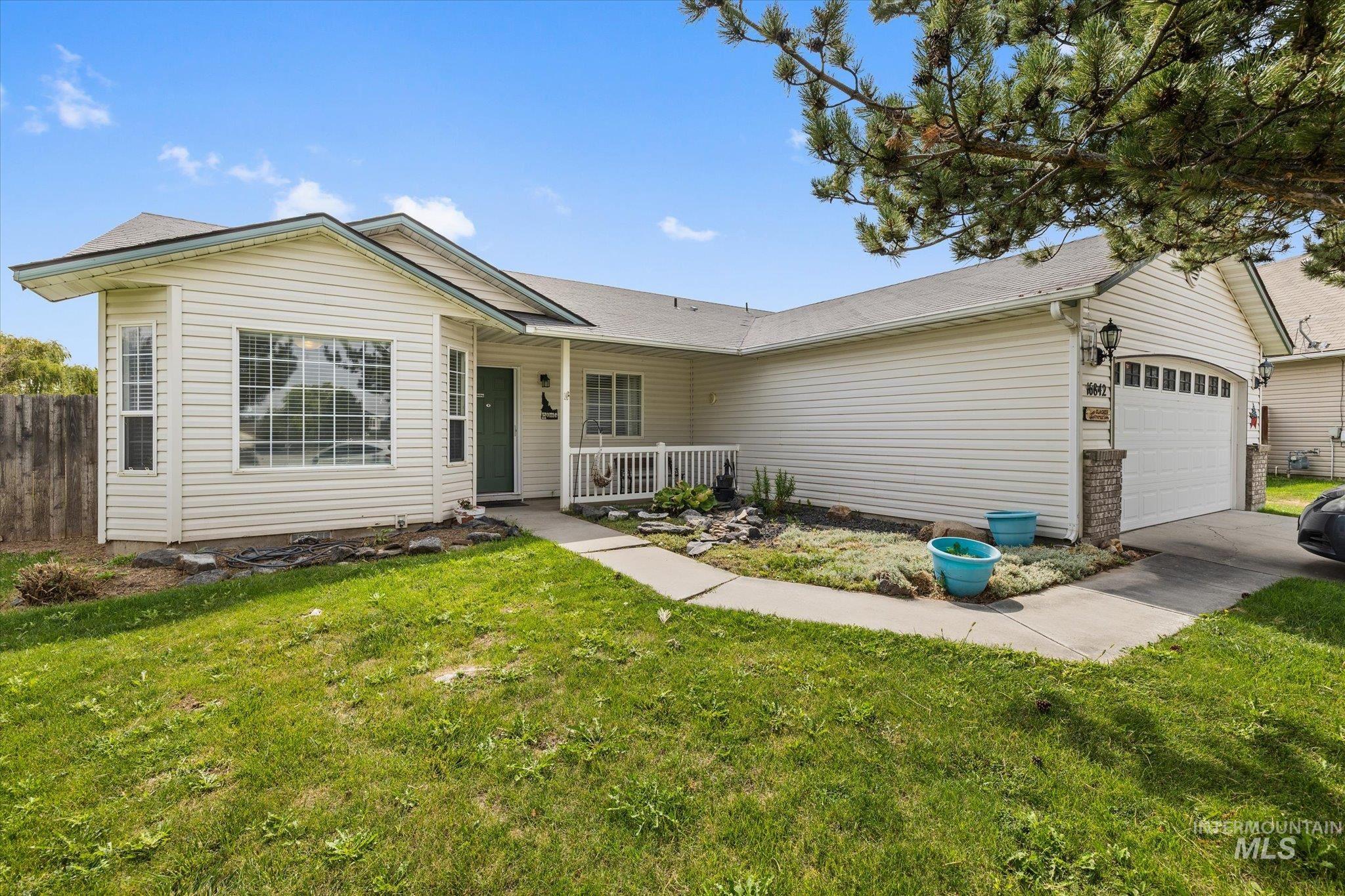 16842 Live Oak Pl, Caldwell, Idaho 83607, 3 Bedrooms, 2 Bathrooms, Residential For Sale, Price $360,000,MLS 98999624