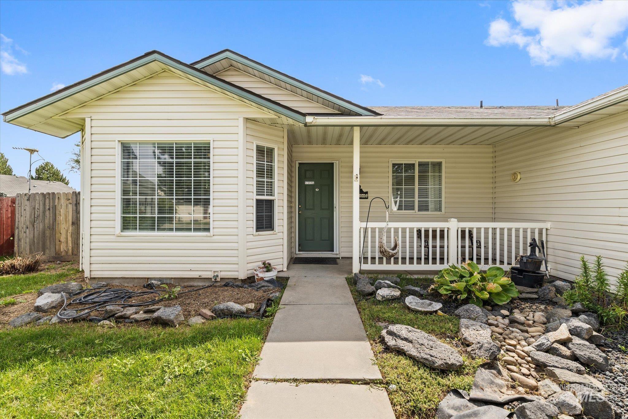 16842 Live Oak Pl, Caldwell, Idaho 83607, 3 Bedrooms, 2 Bathrooms, Residential For Sale, Price $360,000,MLS 98999624