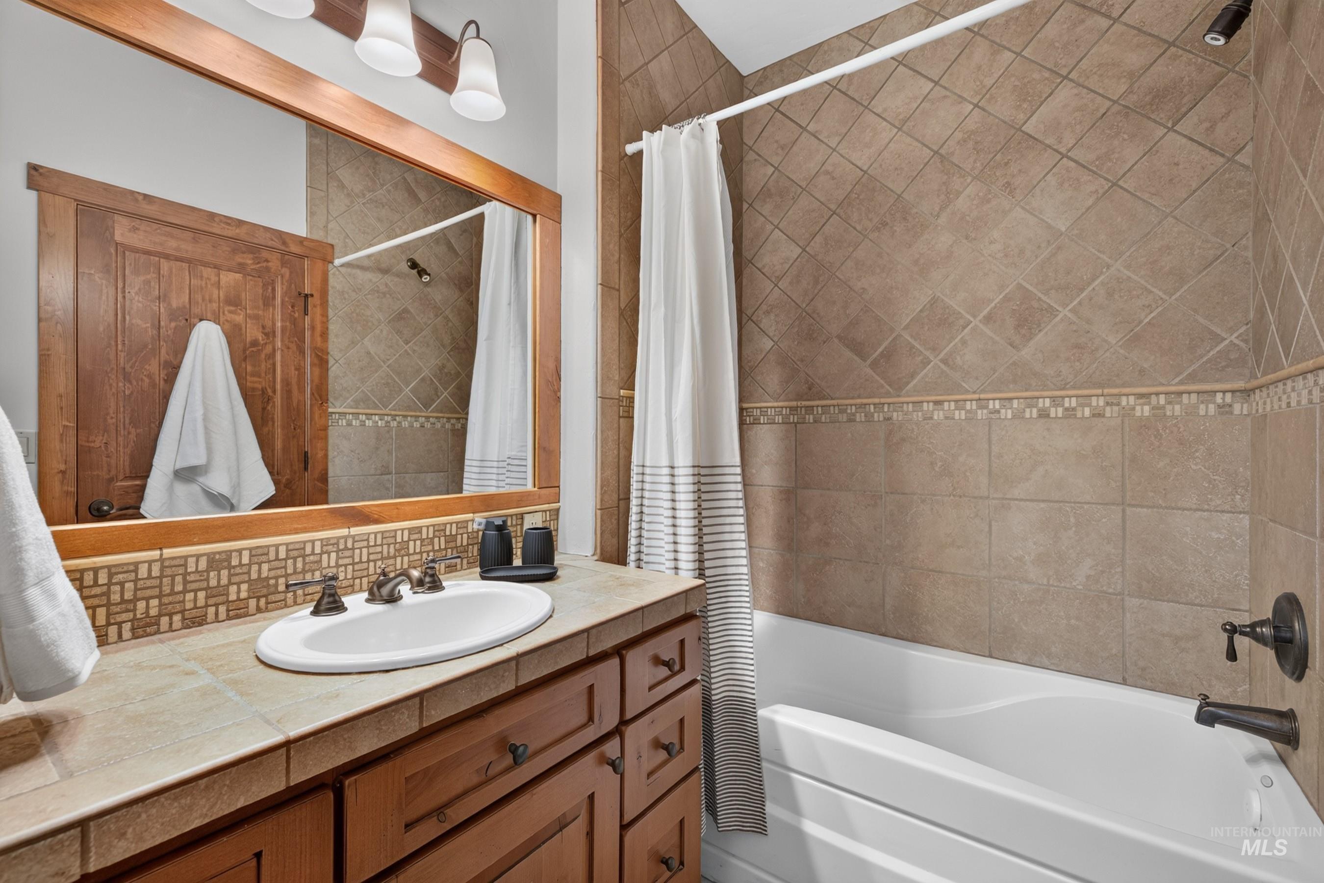 15 Rock Creek Court, Donnelly, Idaho 83615, 2 Bedrooms, 2.5 Bathrooms, Residential For Sale, Price $1,385,000,MLS 98999633