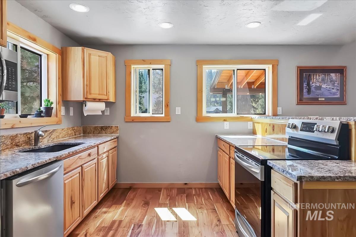 124 Mores Creek Dr, Idaho City, Idaho 83631, 3 Bedrooms, 2.5 Bathrooms, Residential For Sale, Price $469,900,MLS 98999634